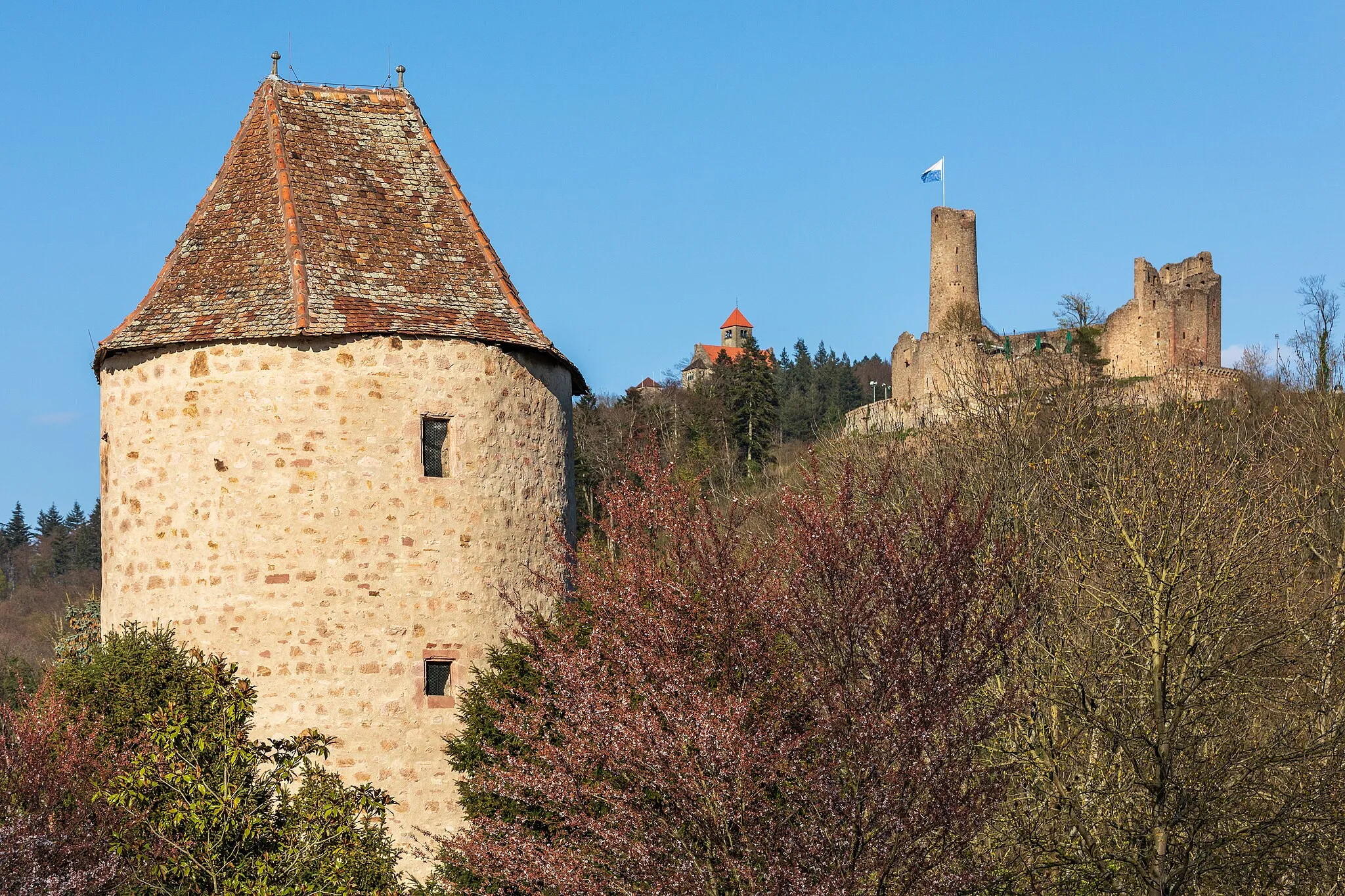 Photo showing: The round tower "Blauer Hut" in Weinheim city wall, with the Wachenburg and Windeck Castle in the background