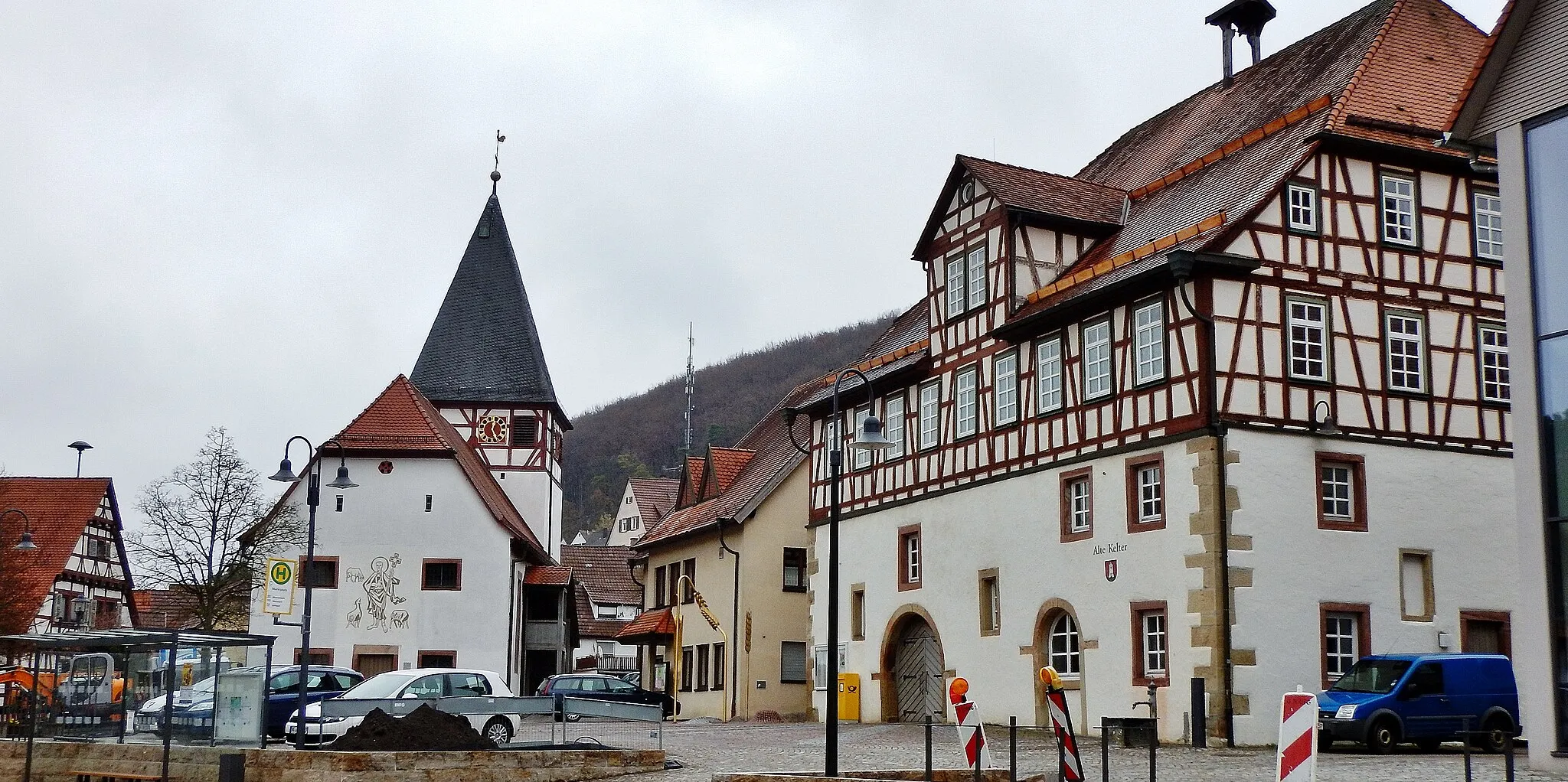Photo showing: Mönsheim mit Alte Kelter und evangelische Nikolauskirche, erbaut um 1050-1100,  mit der Inschrift: Gottes Zeit ist die beste Zeit