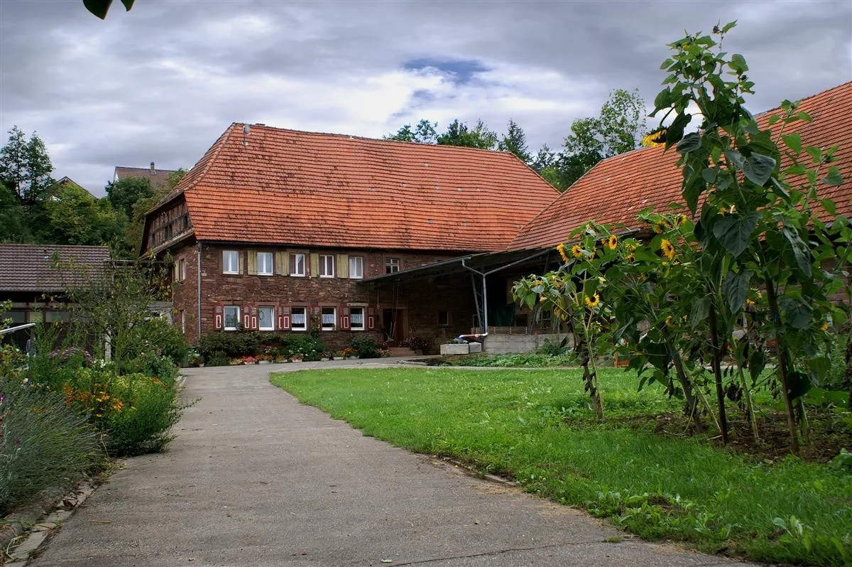 Photo showing: Mühle + Mühlhof