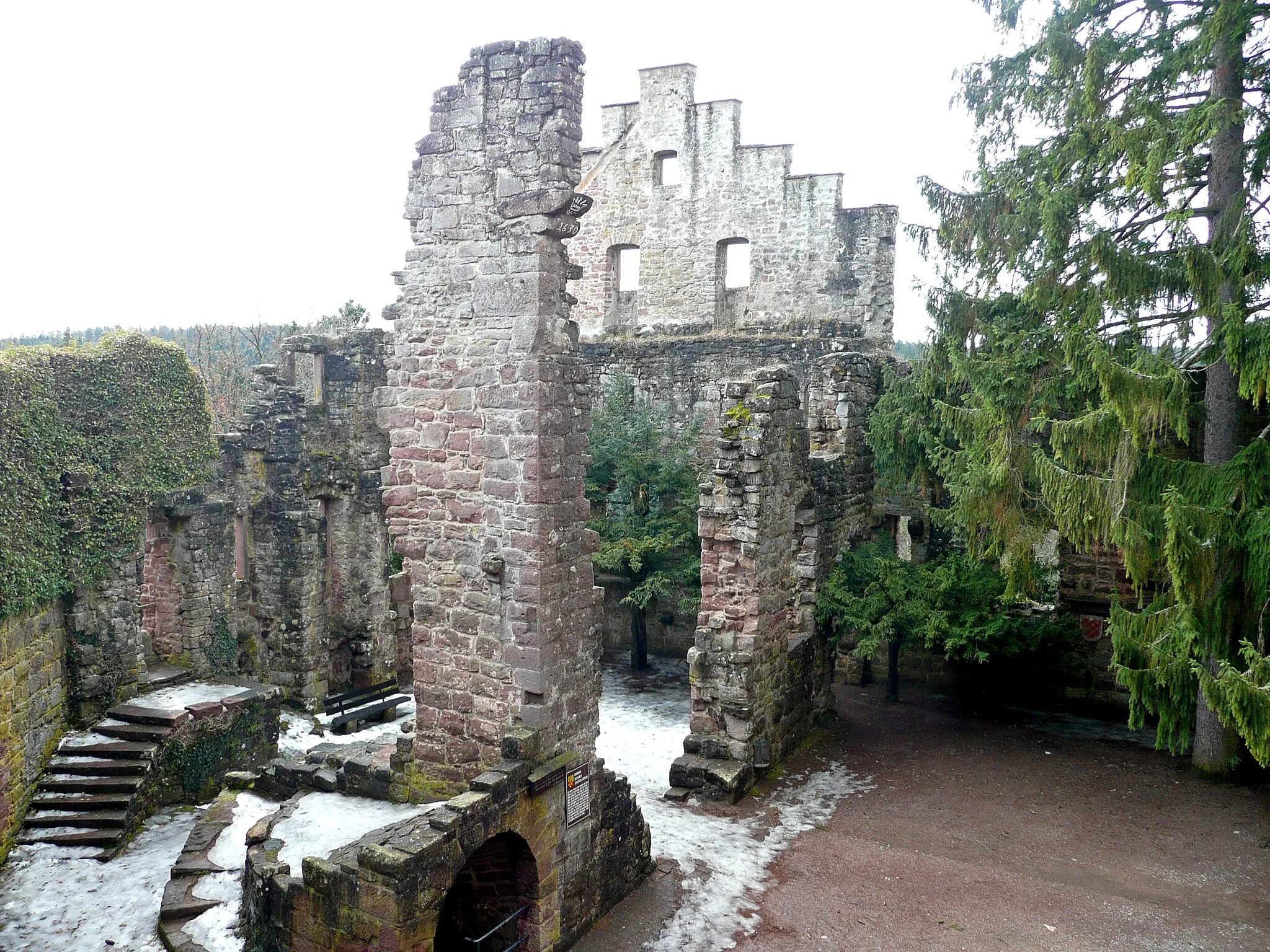 Photo showing: Ausblick von der Burgruine Zavelstein: Mitte des 13. Jahrhunderts erstmalig erbaut; 1630 Umbau der Burg zum Schloss, 1692 durch Truppenteile Melacs zerstört