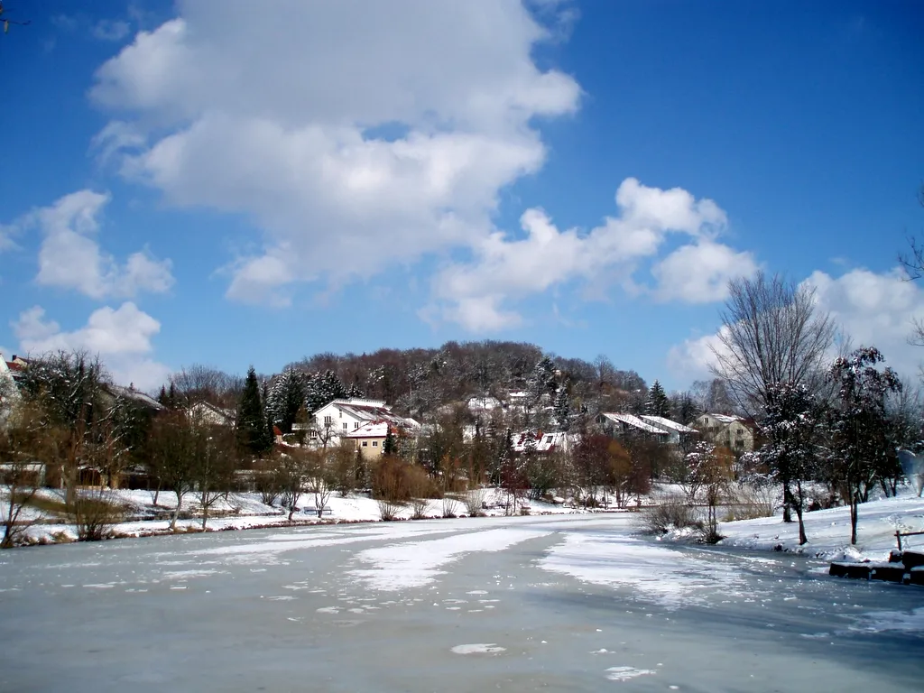 Photo showing: Das Photo zeigt den Lindenbachsee in Weilimdorf im Winter 2006 zugefroren, im Hintergrund das "Horn" am Lemberg.

Selbst aufgenommen im März 2006 durch Benutzer MBL.