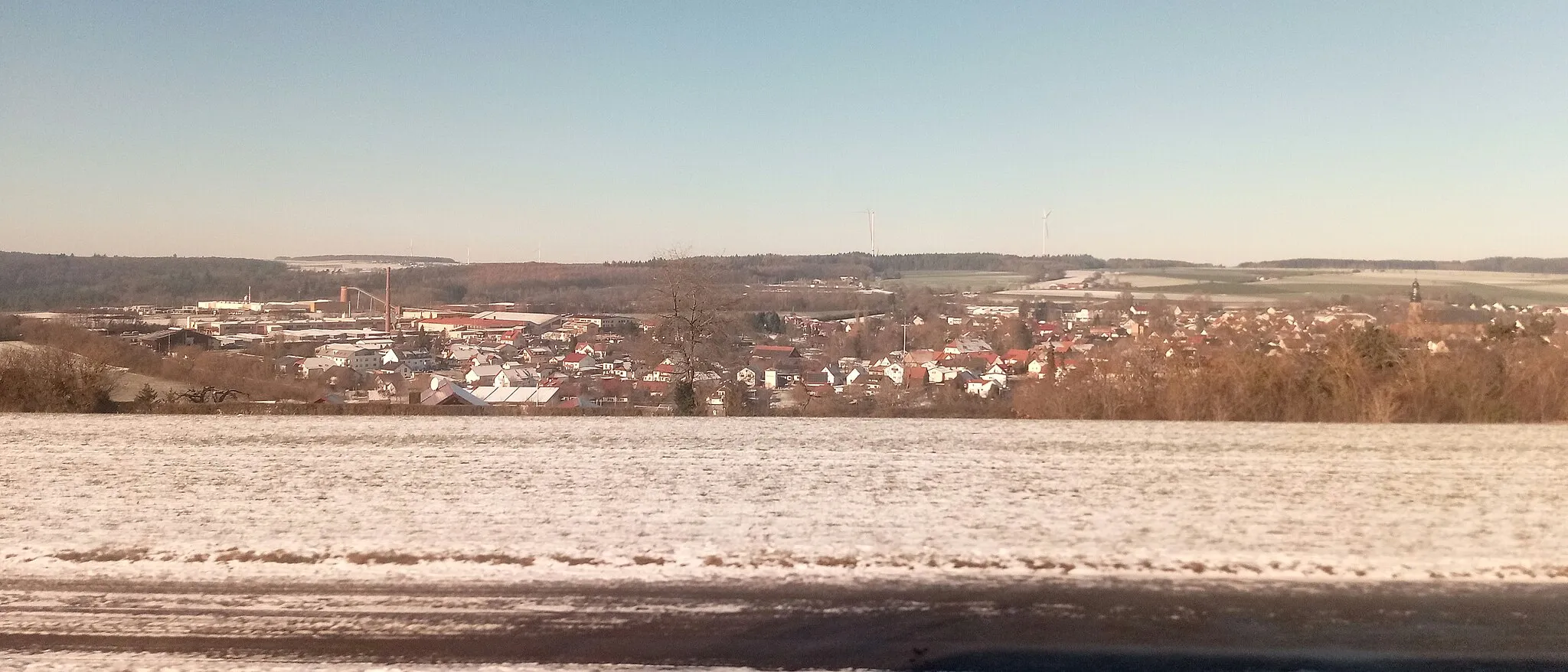 Photo showing: Hainstadt (Buchen) im Dezember 2022, im Hintergrund die im Bau befindliche Windenergieanlage auf dem Welscheberg