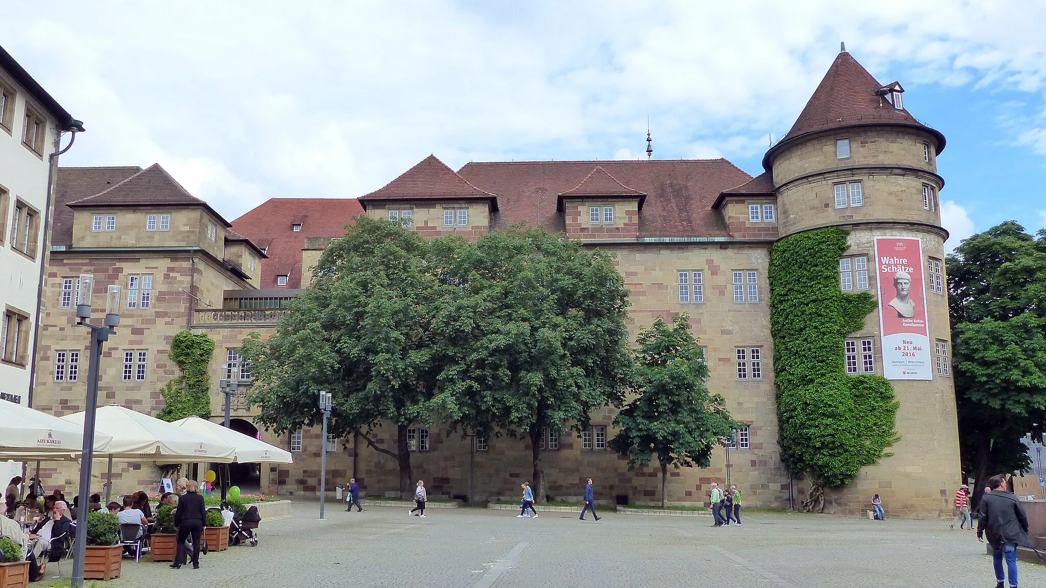 Photo showing: Stuttgart. Altes Schloss (Sitz des Landesmuseums Württemberg). Ansicht vom Schillerplatz,
