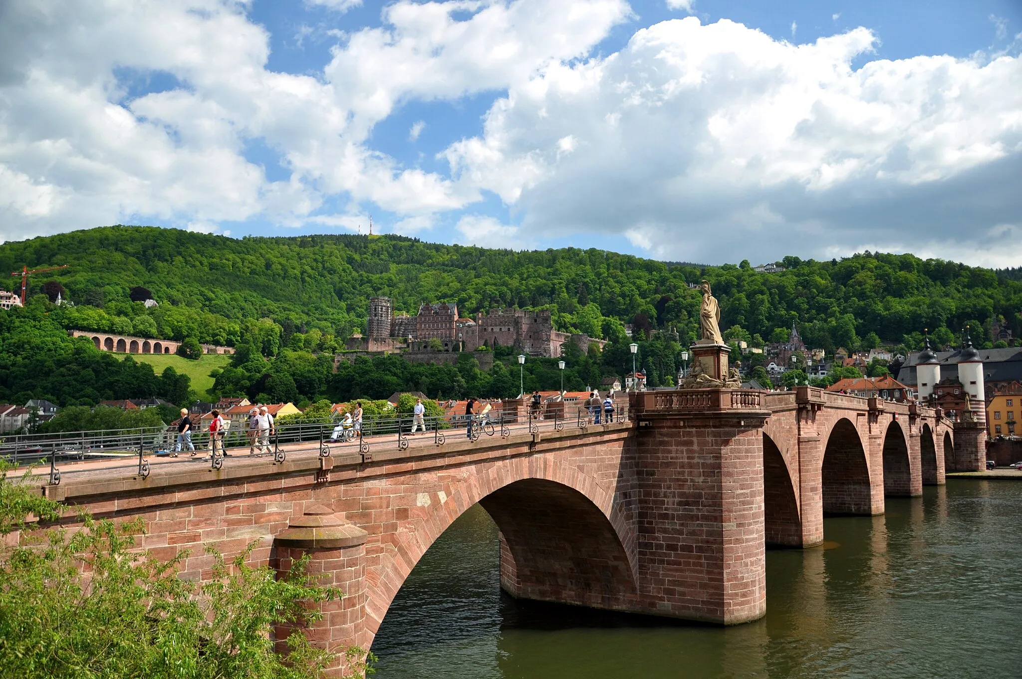 Photo showing: Heidelberg Castle with Old Bridge in foreground