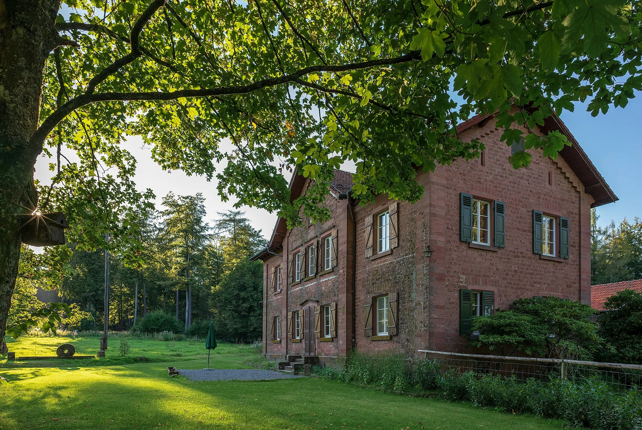 Photo showing: Das um 1850 erbaute Herrenhaus des ehemaligen Jagdschloss Max-Wilhelmshöhe auf dem Winterhauch, einer bewaldeten Anhöhe beim Katzenbuckel auf dem Gebiet der Gemeinde Waldbrunn im Odenwald.