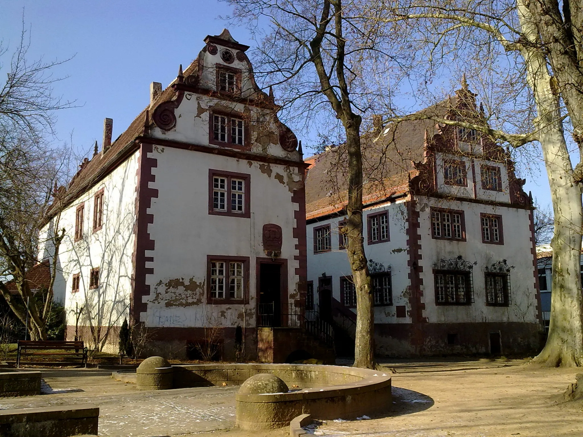 Photo showing: Das Wambolt'sche Schloss in Groß-Umstadt, Aufnahme Richtung Nordwesten; über dem Aufgang des Südbaues ist die Wappentafel, an der Südostecke des Nordbaues die Infotafel erkennbar; die östlichen Fenster des Nordbaues zeigen die schönen Schmiedearbeiten