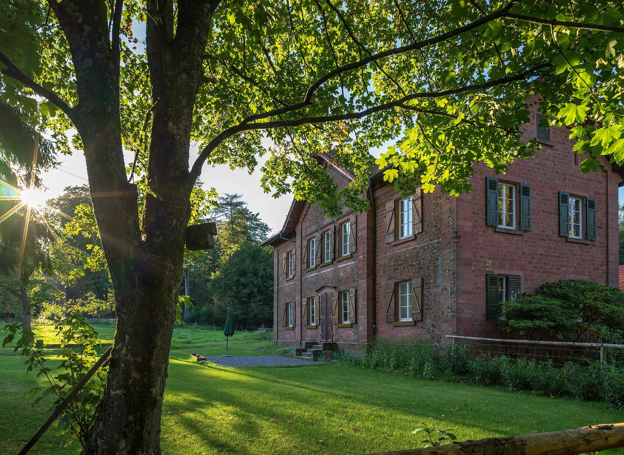 Photo showing: Das um 1850 erbaute Herrenhaus des ehemaligen Jagdschloss Max-Wilhelmshöhe auf dem Winterhauch, einer bewaldeten Anhöhe beim Katzenbuckel auf dem Gebiet der Gemeinde Waldbrunn im Odenwald.