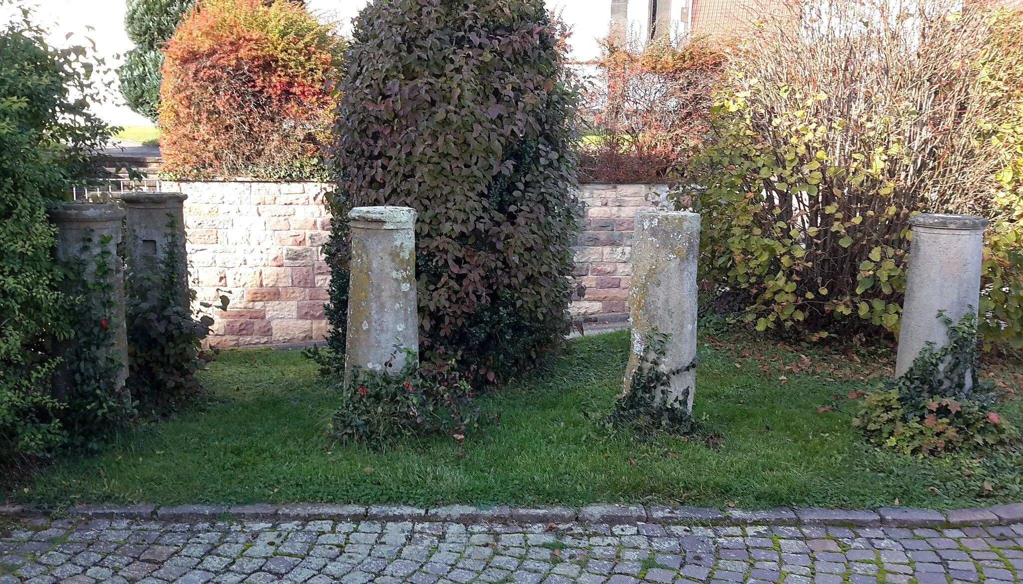 Photo showing: Säulen vor der Kirche Rötenberg