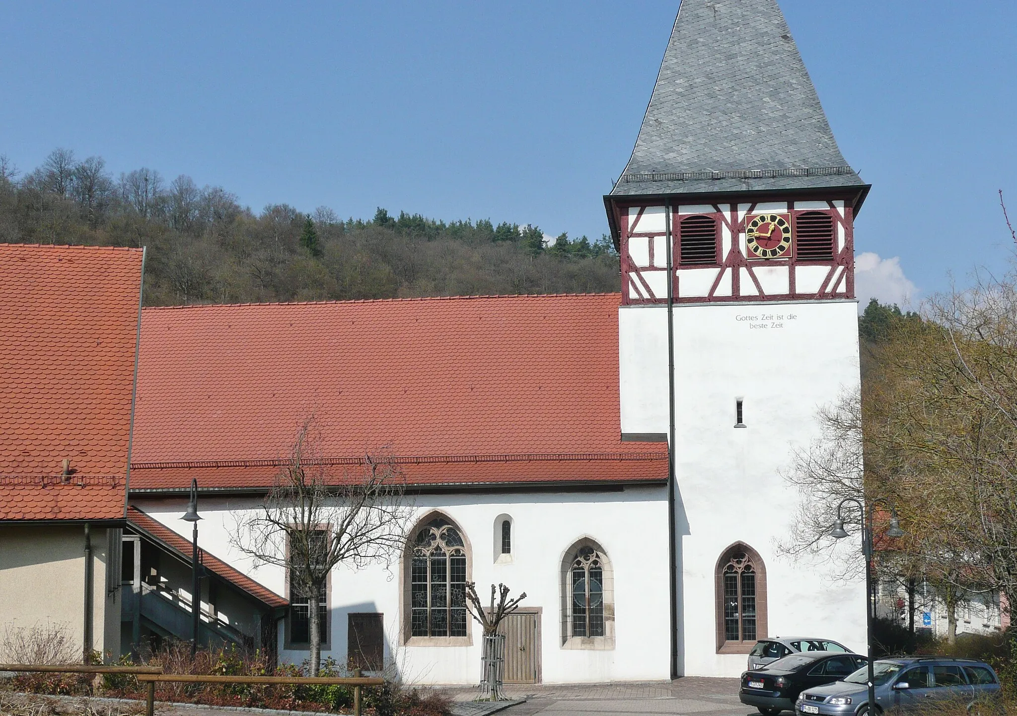 Photo showing: Evangelische Nikolauskirche in Mönsheim, erbaut um 1050-1100,  mit der Inschrift: Gottes Zeit ist die beste Zeit