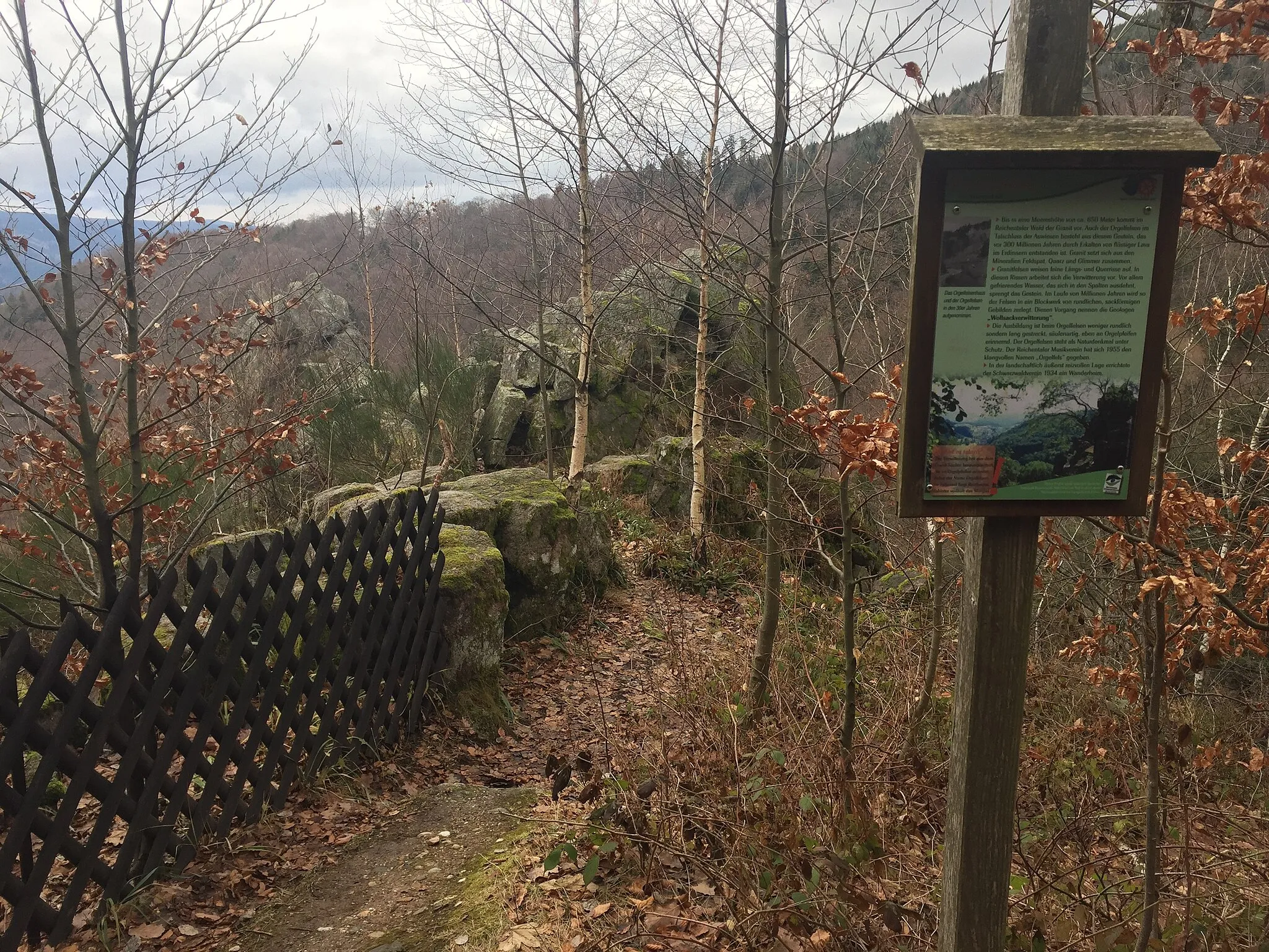 Photo showing: The shape of the rock looks like the pipes of a pipe-organ. So the rock got its name: pipe-organ rock = Orgelfelsen.
It is protected as a natural monument. This rock is in the northern part of the Black Forrest above the valley Reichenbachtal.