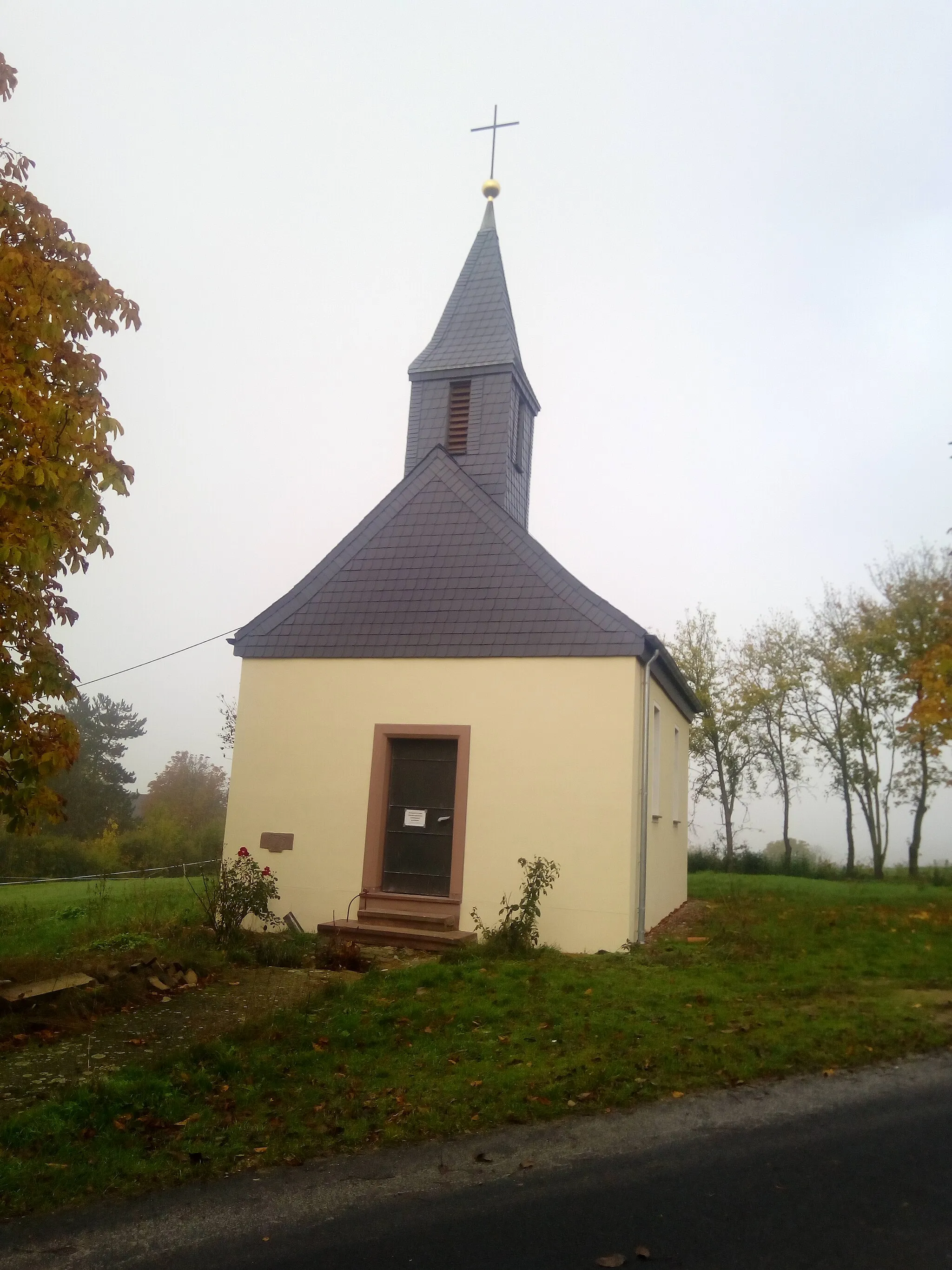 Photo showing: Die Kapelle wurde in Wolferstetten Stein für Stein abgebaut und an der Siedlung Roter Rain wiedererrichtet