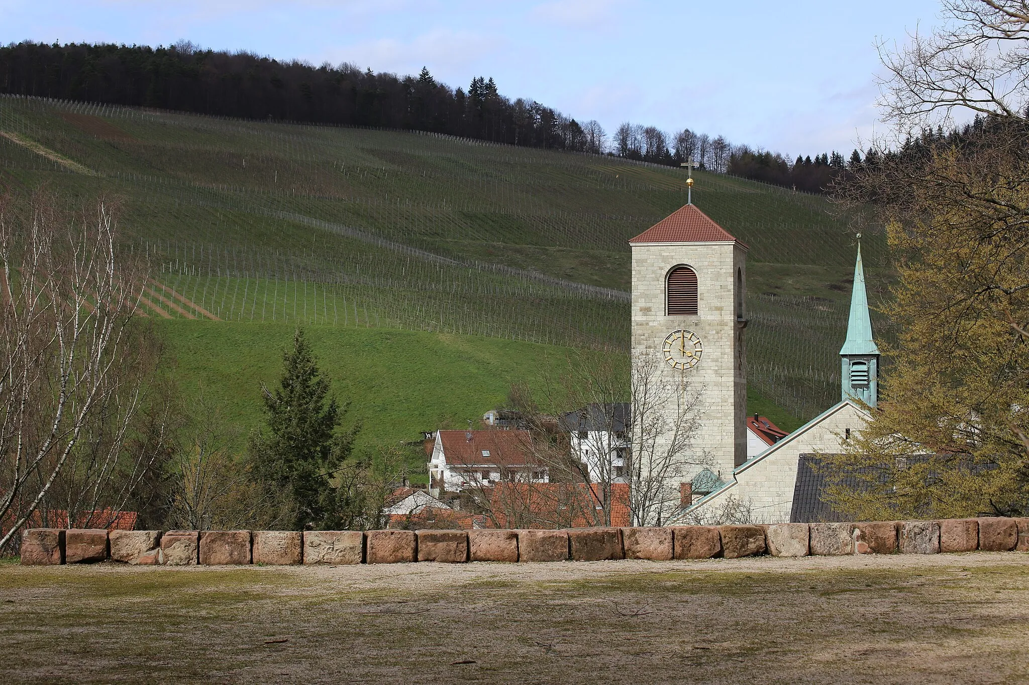 Photo showing: Katholische Kirche St.-Michael im Baden-Badener Ortsteil Neuweier, Blick aus südlicher Richtung
