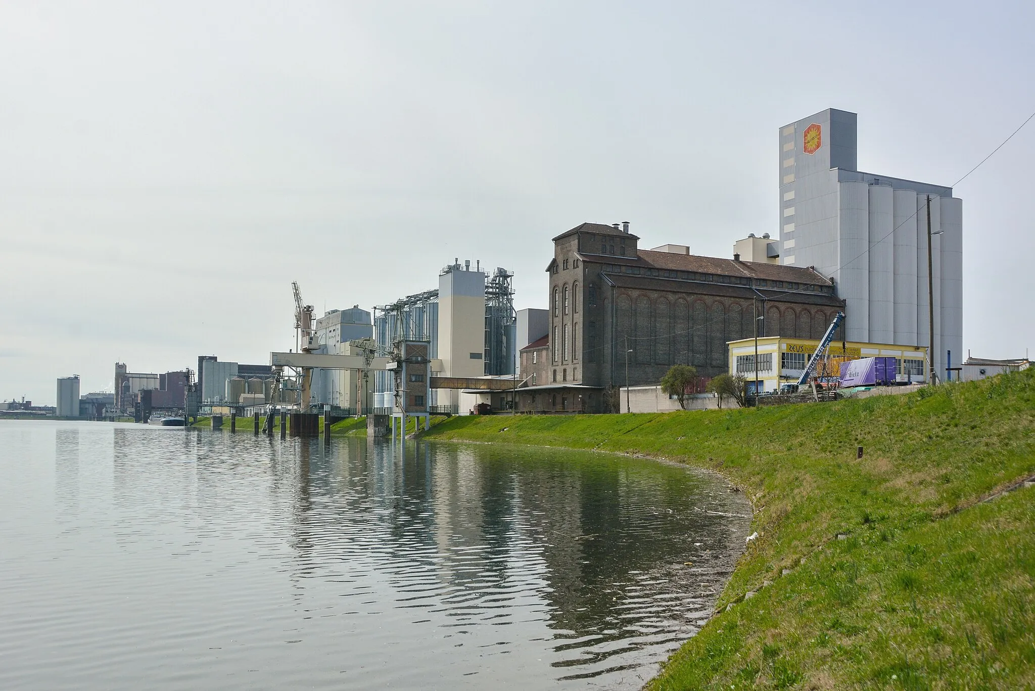 Photo showing: Mills along Industry Harbor (harbor 41), Friesenheim Island (Friesenheimer Insel), Mannheim, Germany