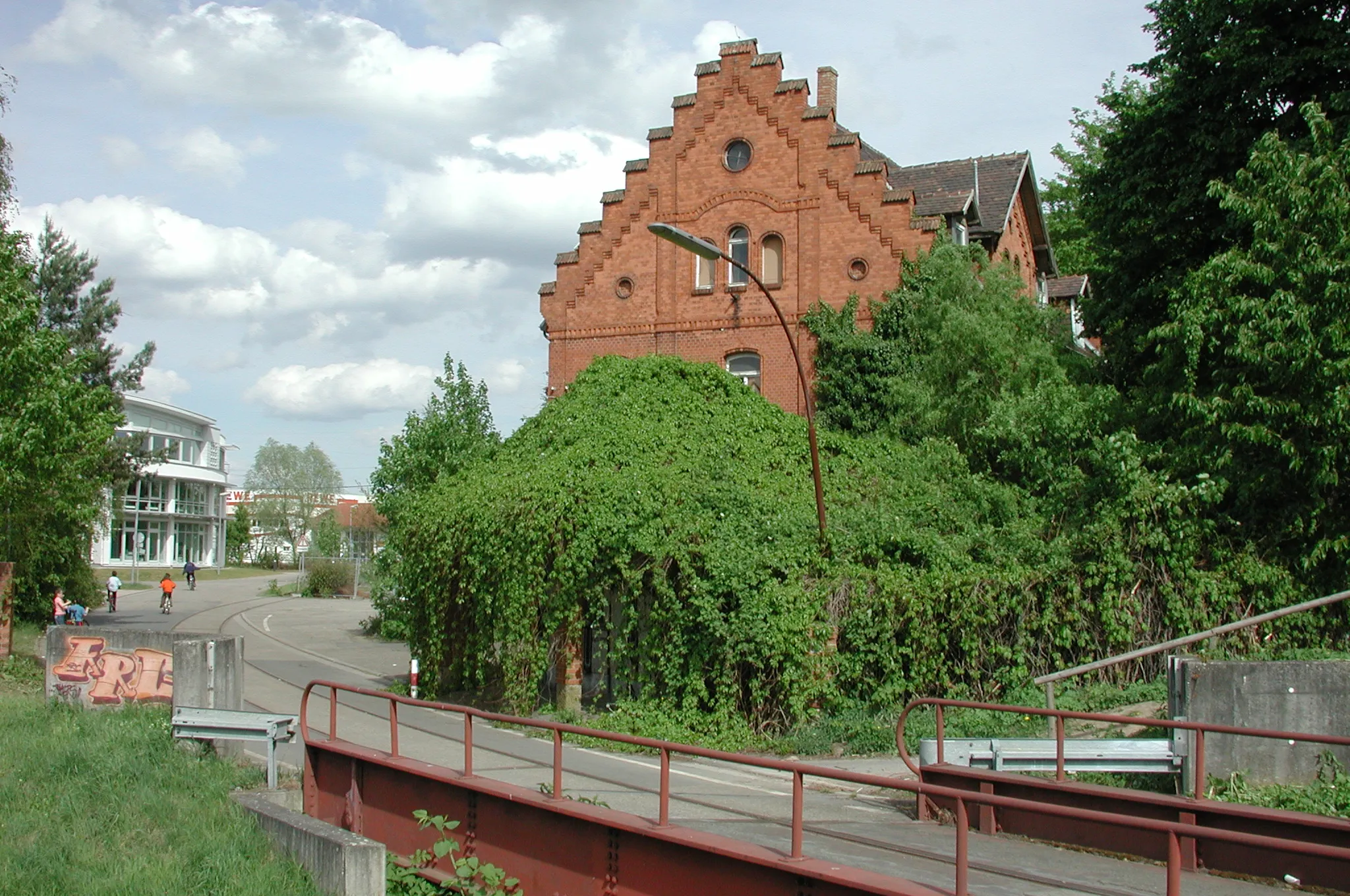 Photo showing: Ehemaliges Verwaltungsgebäude der Wieslocher Tonwarenfabrik am Leimbach (Aufn. 2003)