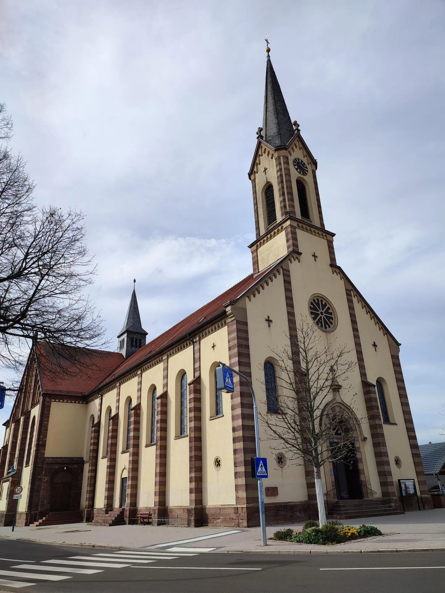 Photo showing: Stilmix aus Neugotik, Expressionismus und Jugendstil, die katholische Pfarrkirche in der Plansiedlung Karlsdorf
