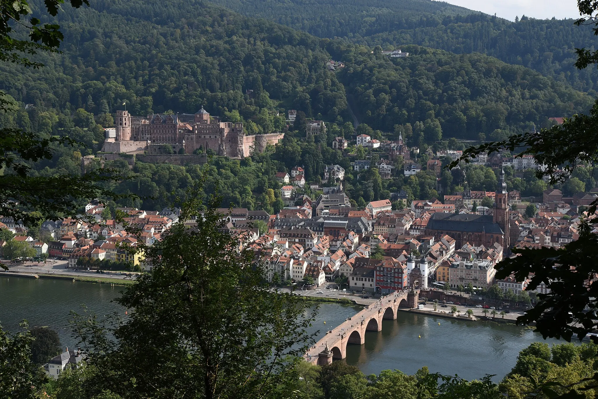 Photo showing: Look onto the old city of Heidelberg, the castle, the old bridge and the Neckar from the Philosophenweg.