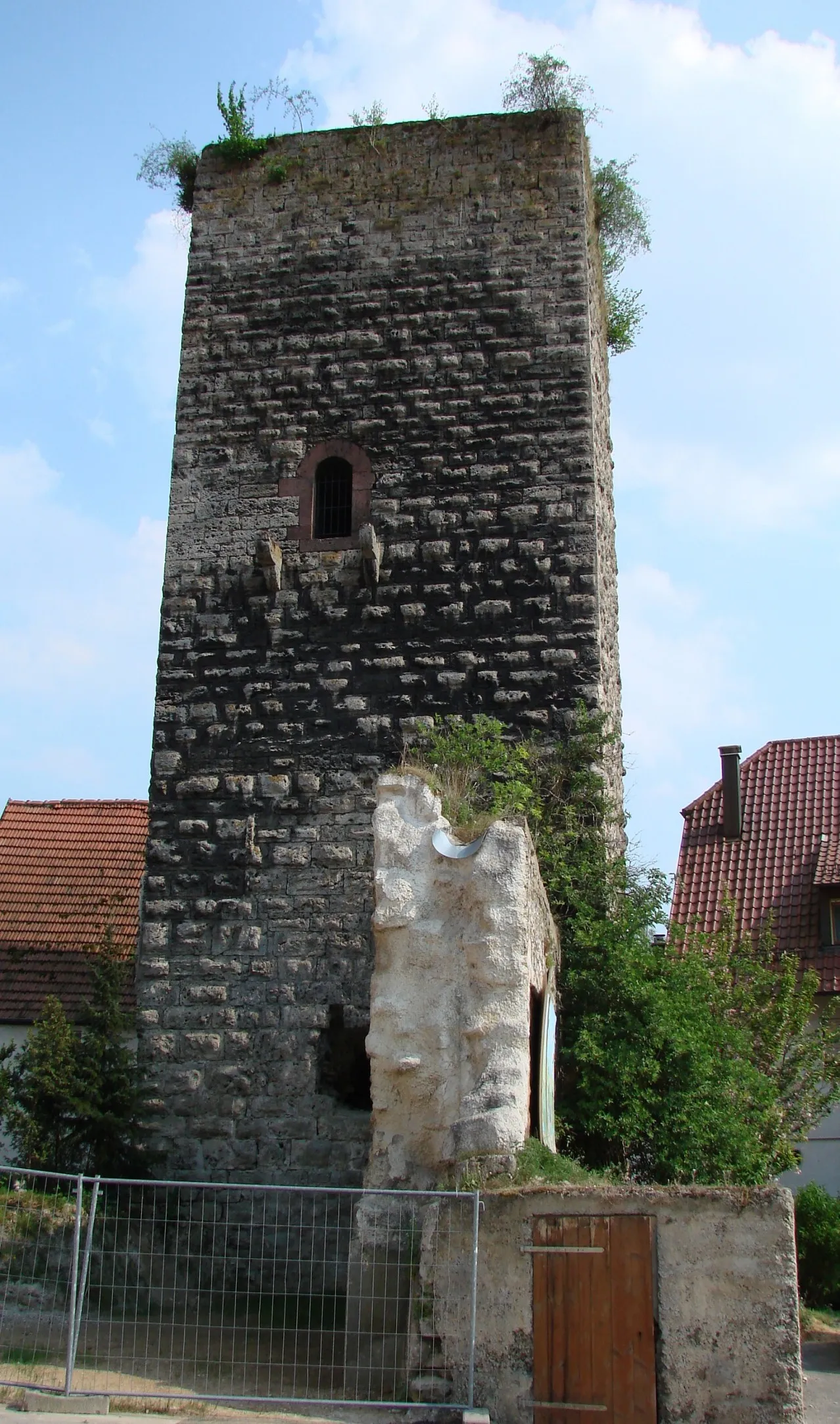 Photo showing: Mönsheim, remainder of the medieval Diepoldsburg
