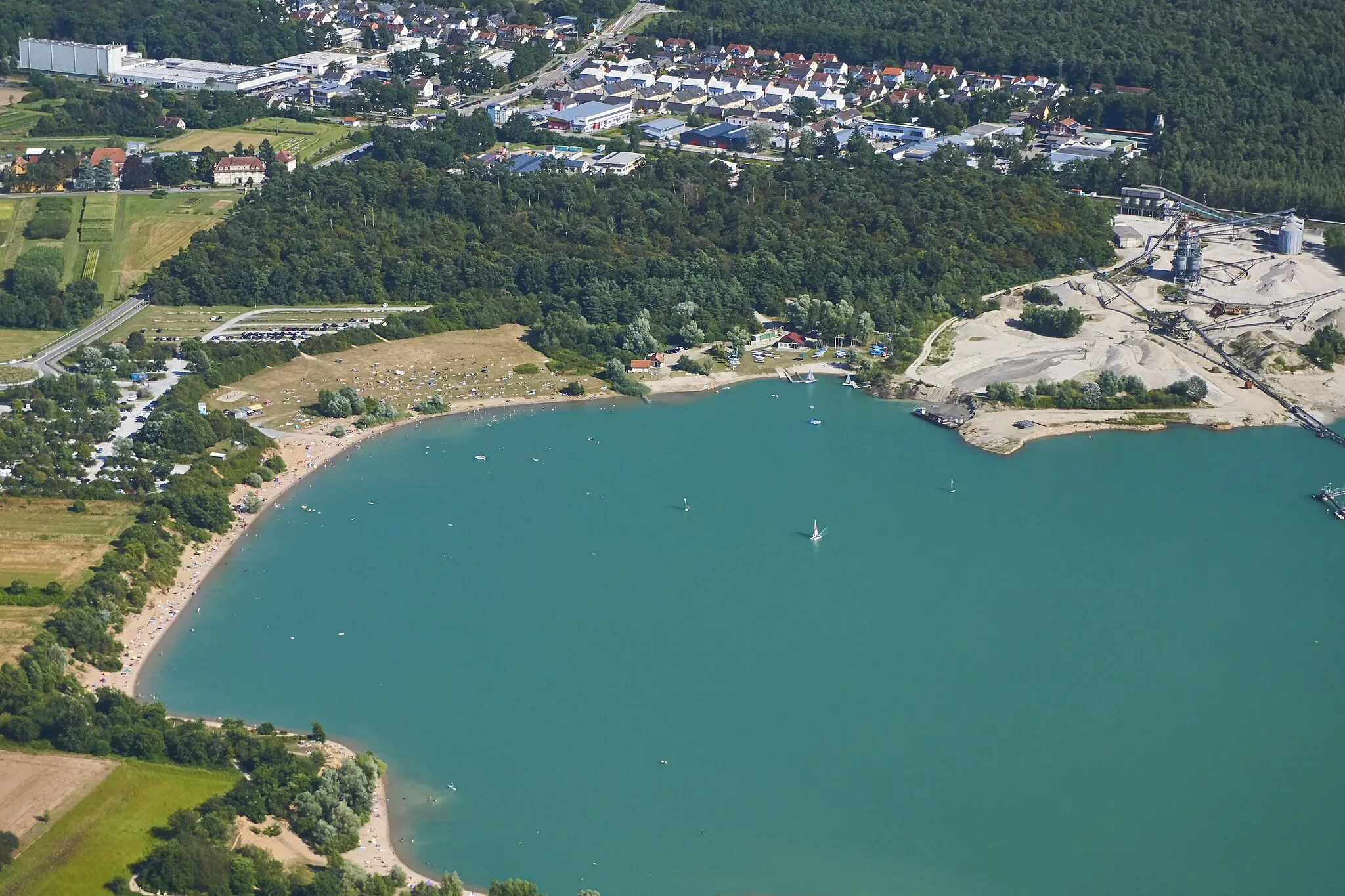 Photo showing: Luftaufnahme des Epplesees bei Karlsruhe, dahinter der Forchheimer Ortsteil Silberstreifen