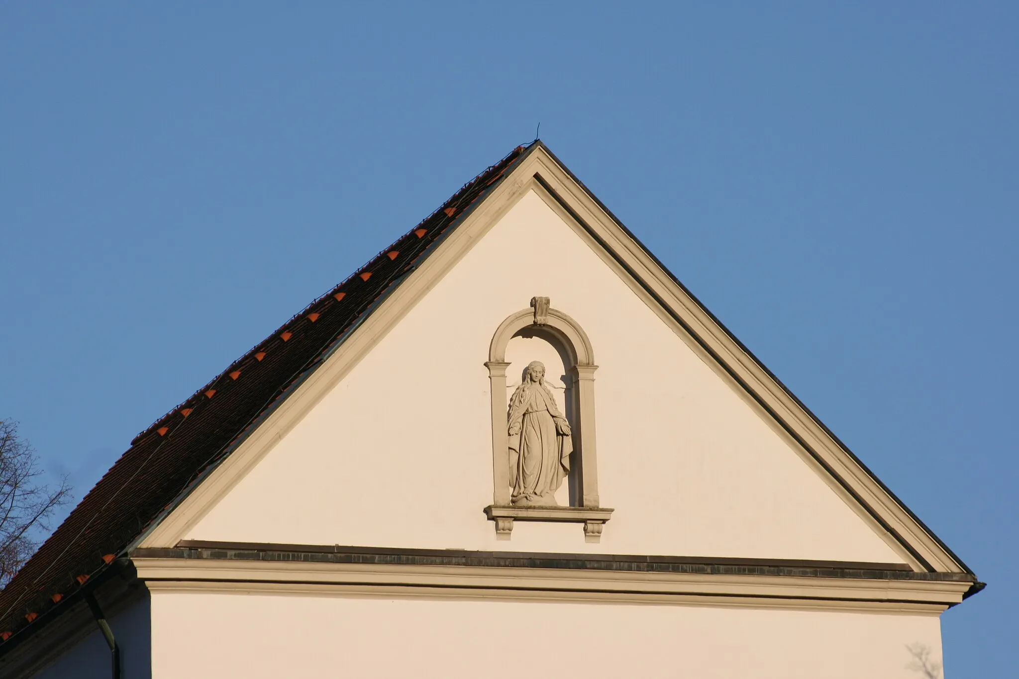 Photo showing: Statue above the entrance to the church in Billigheim-Allfeld.