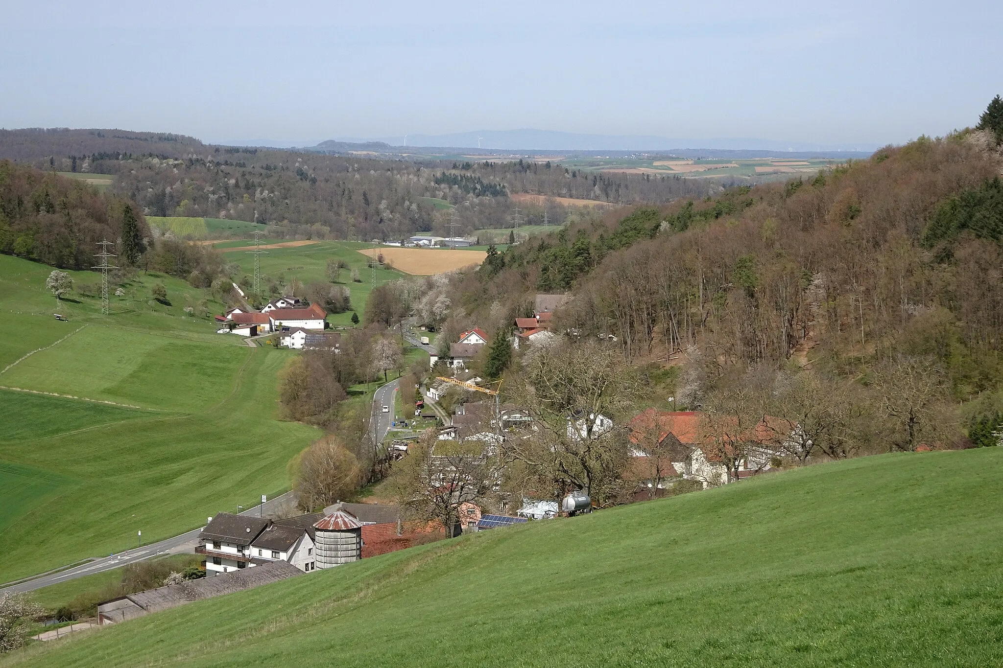 Photo showing: Reichelsheim Ober-Kainsbach, lower part of the village, view to the north (Germany, Hesse, Odenwaldkreis). Geo-Naturpark Bergstraße-Odenwald
