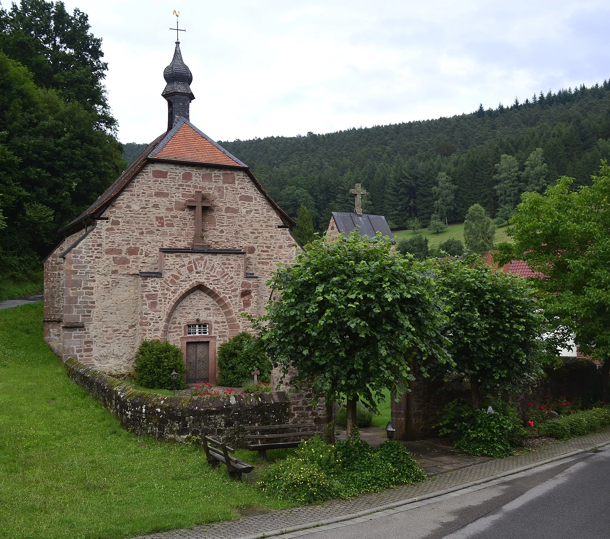 Photo showing: Quellkirche (Evangelische Pfarrkirche) in Schöllenbach, Gemeinde Hesseneck