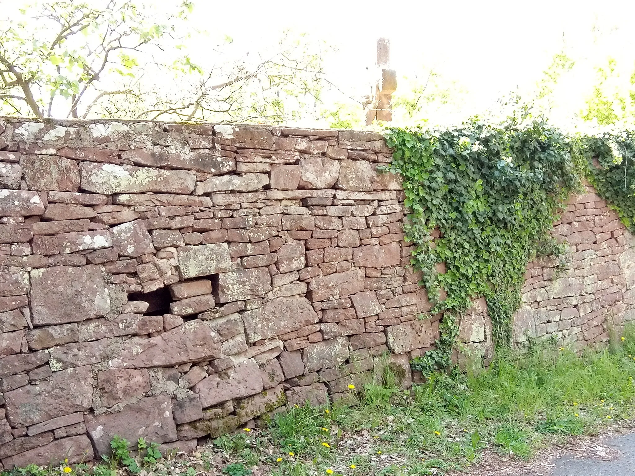 Photo showing: Großheubach, Franziskanerkloster Engelberg, Klostermauern, unverputztes Sandsteinmauerwerk im Kern 17./18. Jahrhundert