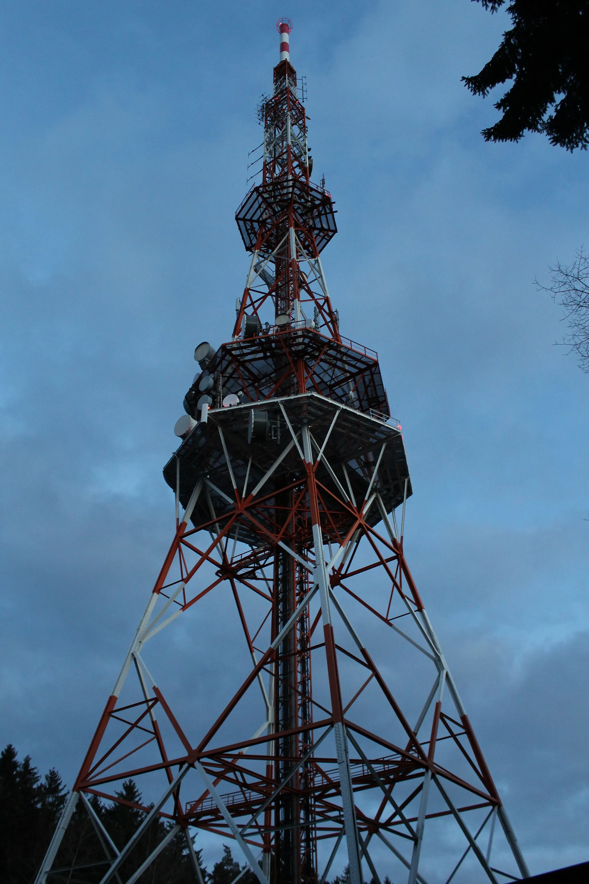 Photo showing: Sendeturm Langenbrand aus der Froschperspektive Camera location 48° 48′ 19.29″ N, 8° 37′ 25.08″ E View this and other nearby images on: OpenStreetMap 48.805358;    8.623632