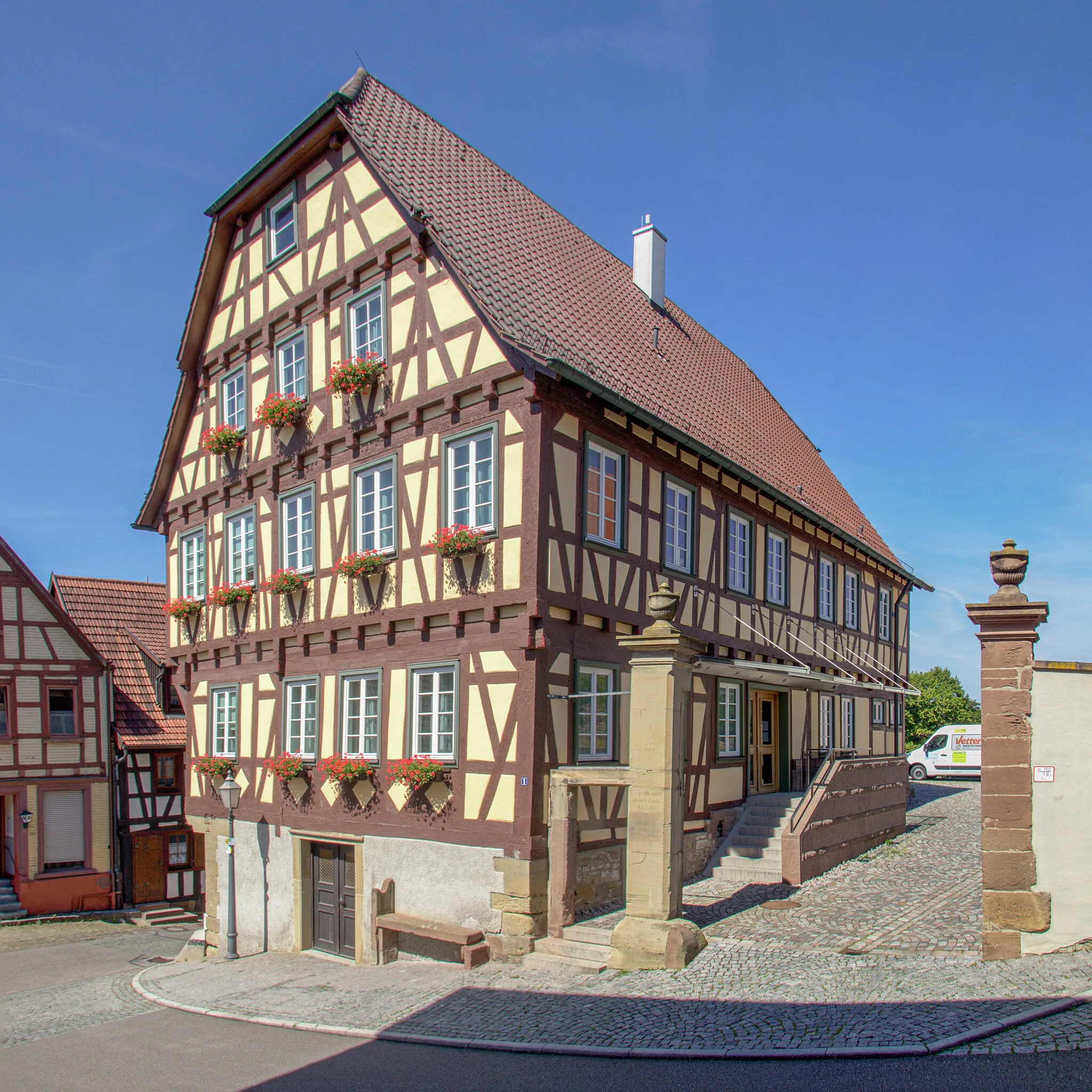 Photo showing: Denkmalgeschütztes Fachwerkhaus in Ötisheim - Giebel zur Schöneberger Straße und Traufe zu Hof.
