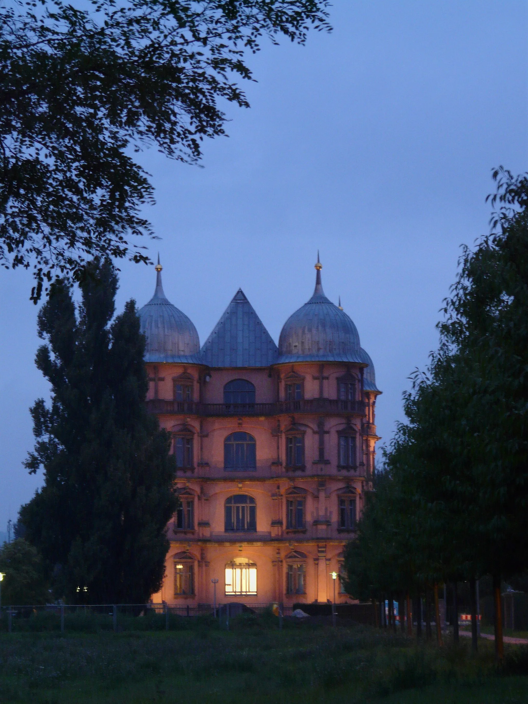 Photo showing: Bildinhalt: Schloss Gottesaue in Karlsruhe, Nordseite am Abend
Aufnahmeort: Karlsruhe, Deutschland