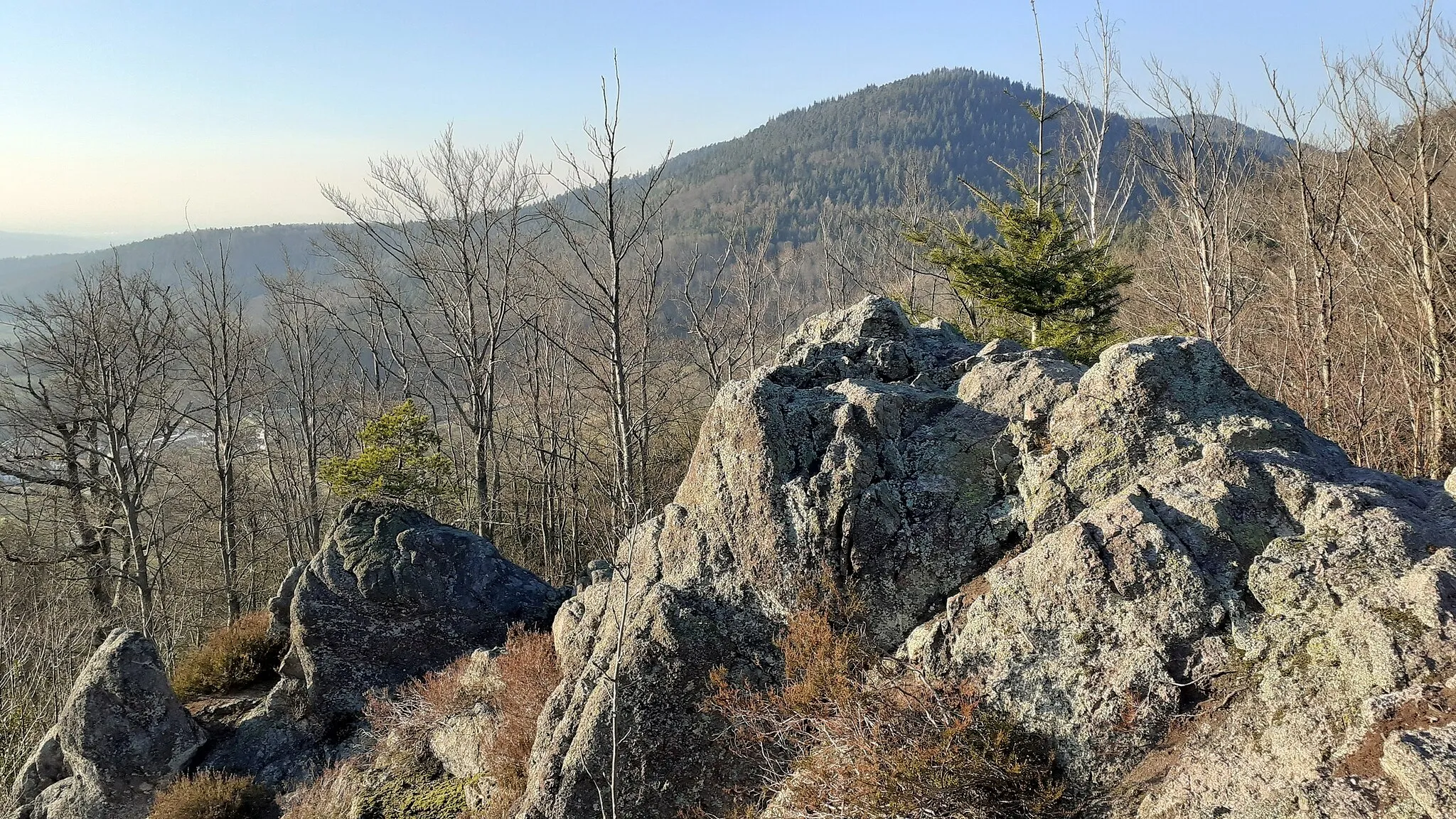 Photo showing: Der Bockstein, ein Granitfelsen oberhalb von Loffenau. Blick zum Heukopf.