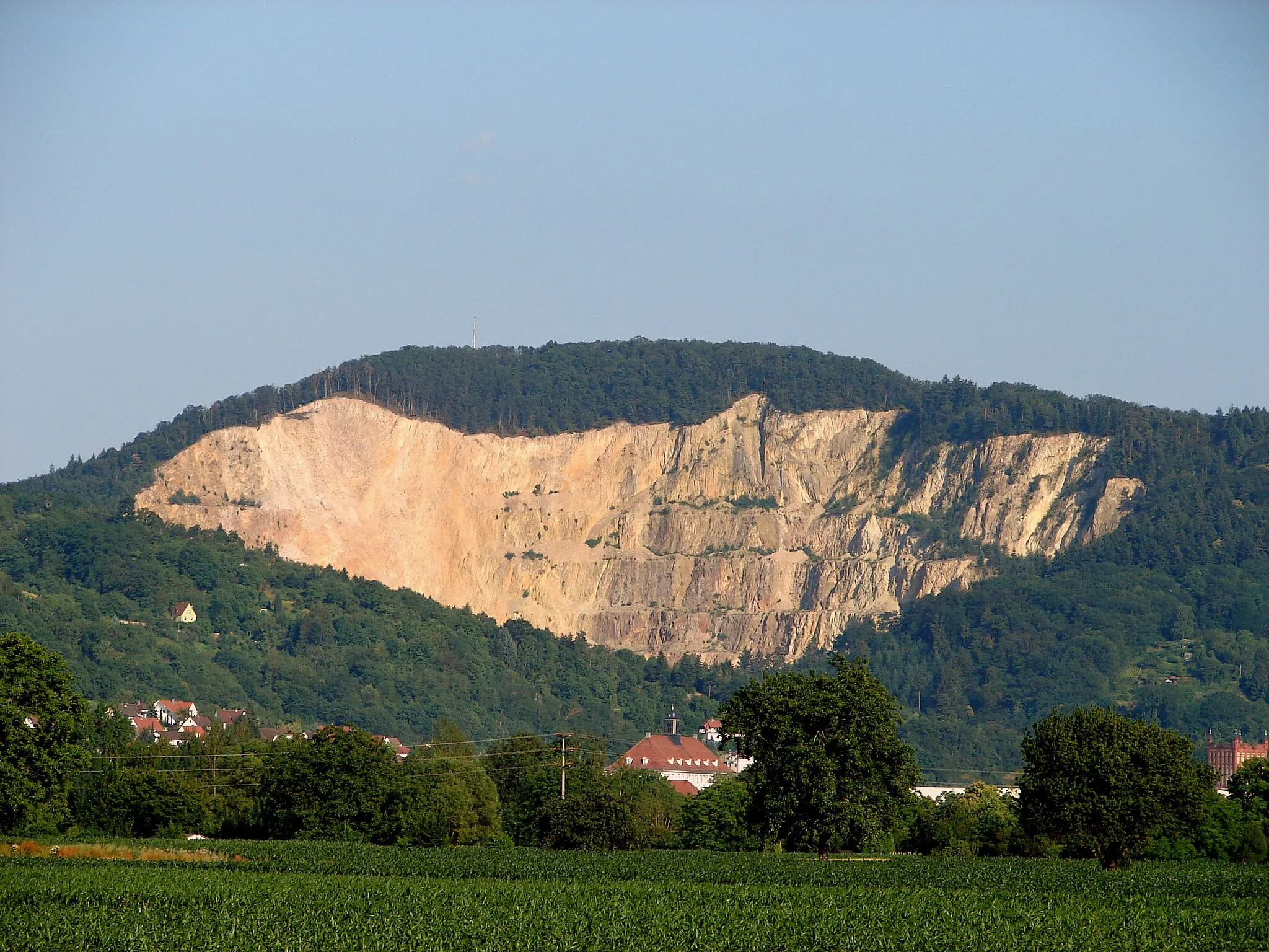 Photo showing: Blick von Sulzbach auf den Weinheimer Steinbruch, Baden-Württemberg.