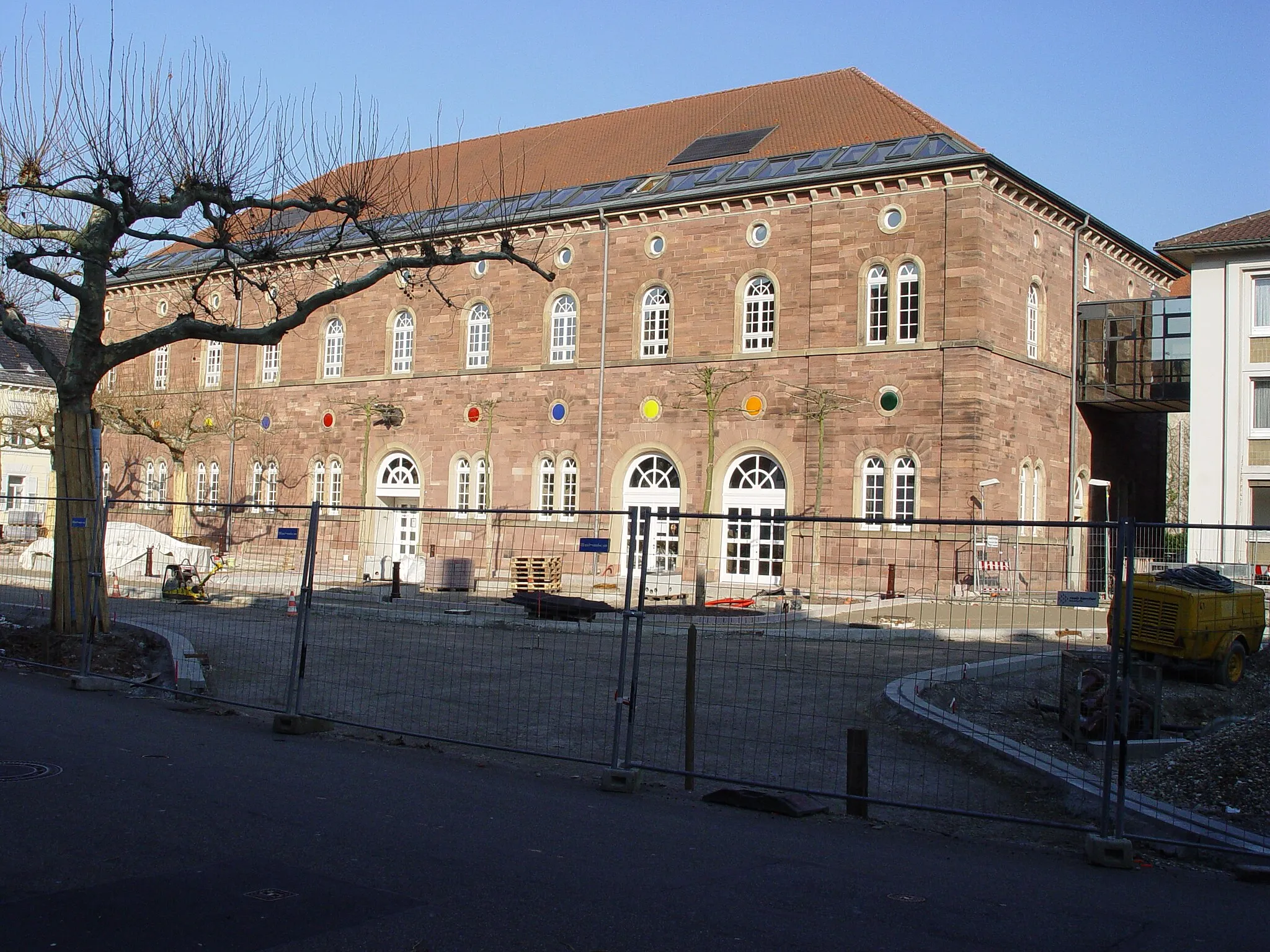 Photo showing: Die Fruchthalle in Rastatt, der Vorplatz ist noch Baustelle.