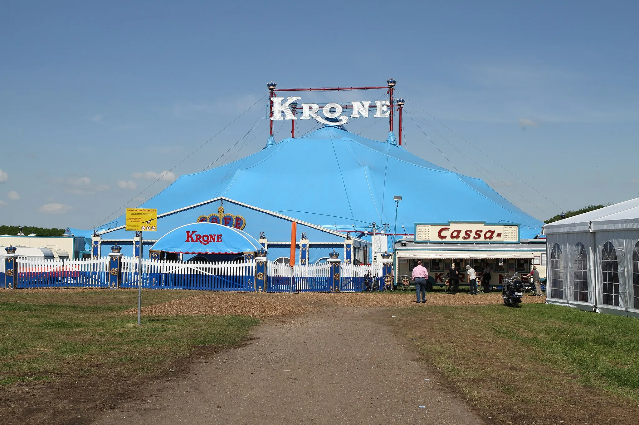Photo showing: Das Zelt des Zirkus Krone in Rastatt.