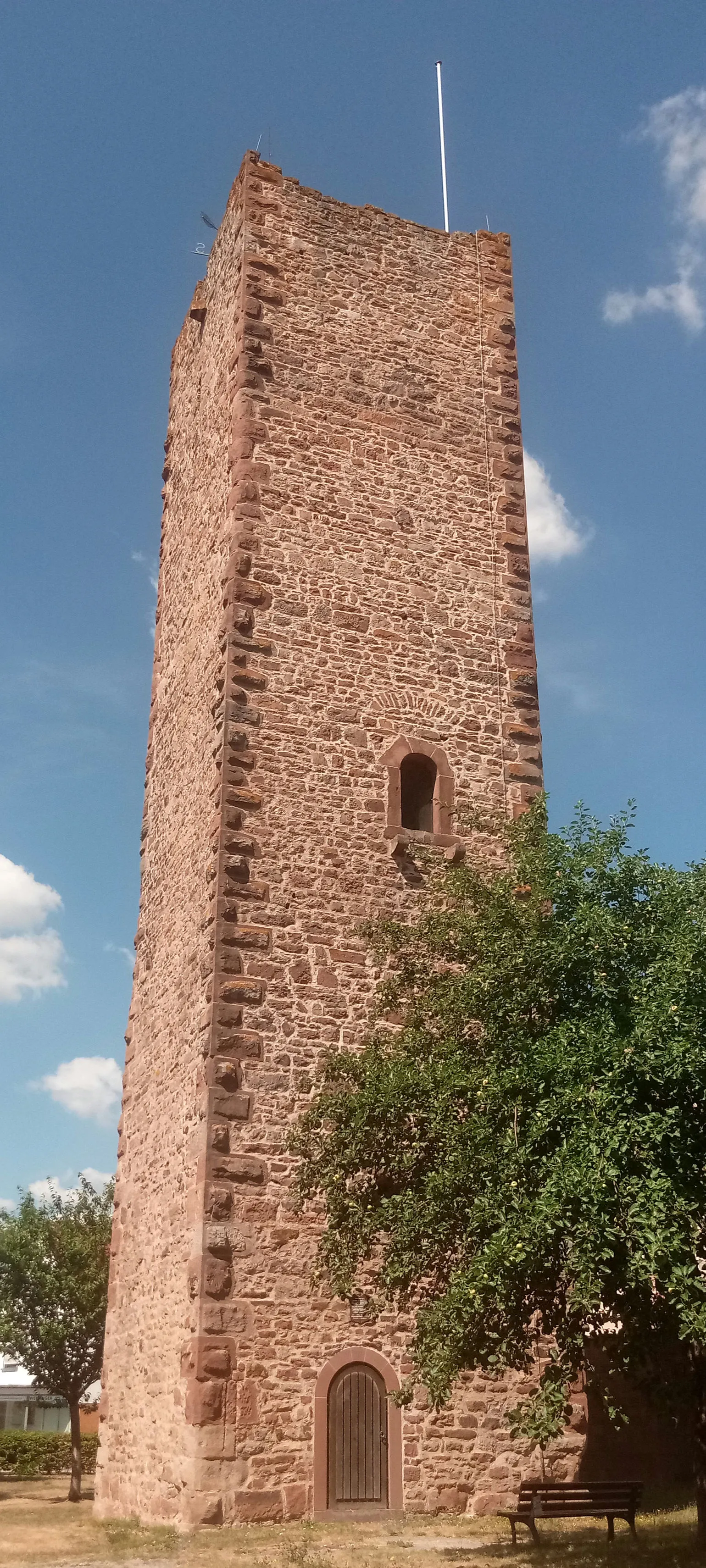 Photo showing: Untere Burg Hardheim (Hochmittelalterliche Niederungsburg in Hardheim von der nur der Bergfried erhalten blieb)