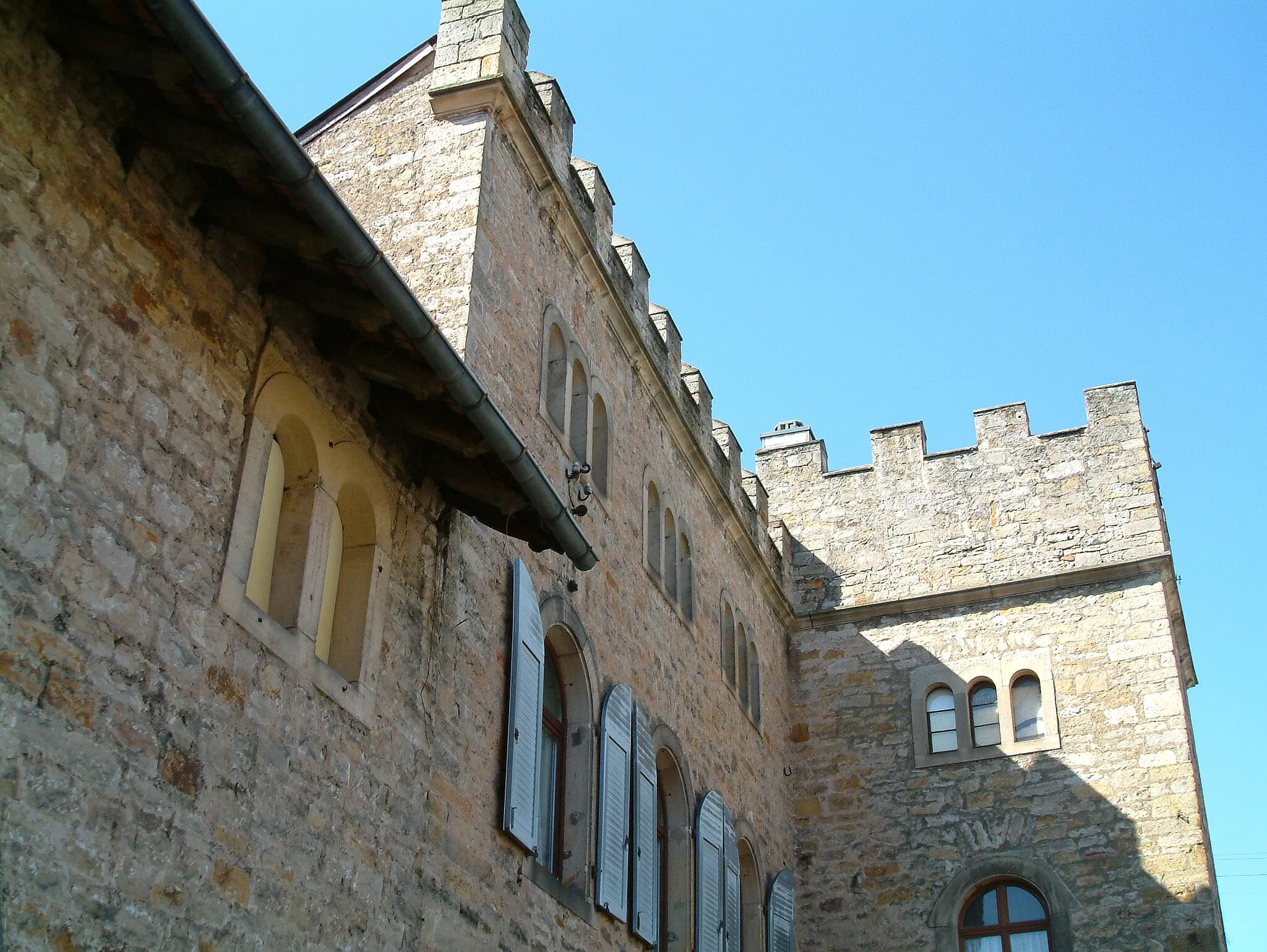 Photo showing: Weißes Haus (historischer Trakt) zu de:Mußbach, selbst fotografiert am 2006-07-02 und freigegeben durch de:Benutzer:Mundartpoet