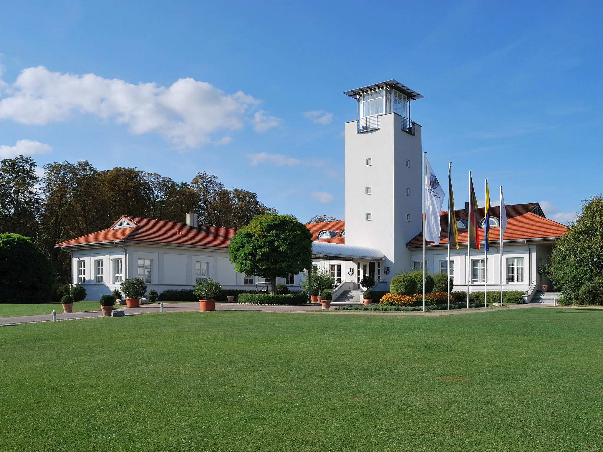 Photo showing: Club house of the golf course Schloss Nippenburg in Schwieberdingen near Stuttgart in Southern Germany.