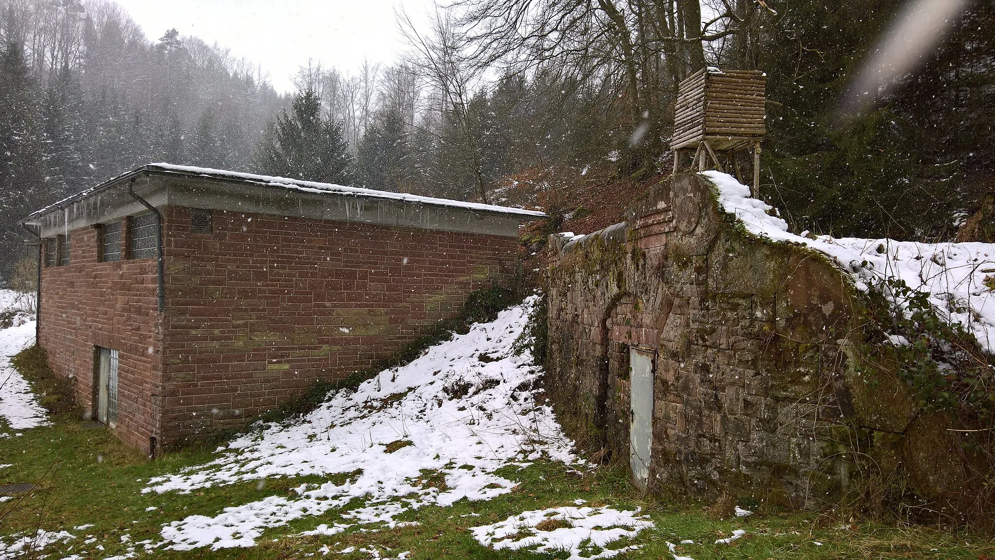 Photo showing: Wasserwerk Vielbrunn Geierstal: Hangportal und neues Gebäude oberhalb des alten Wasserwerks