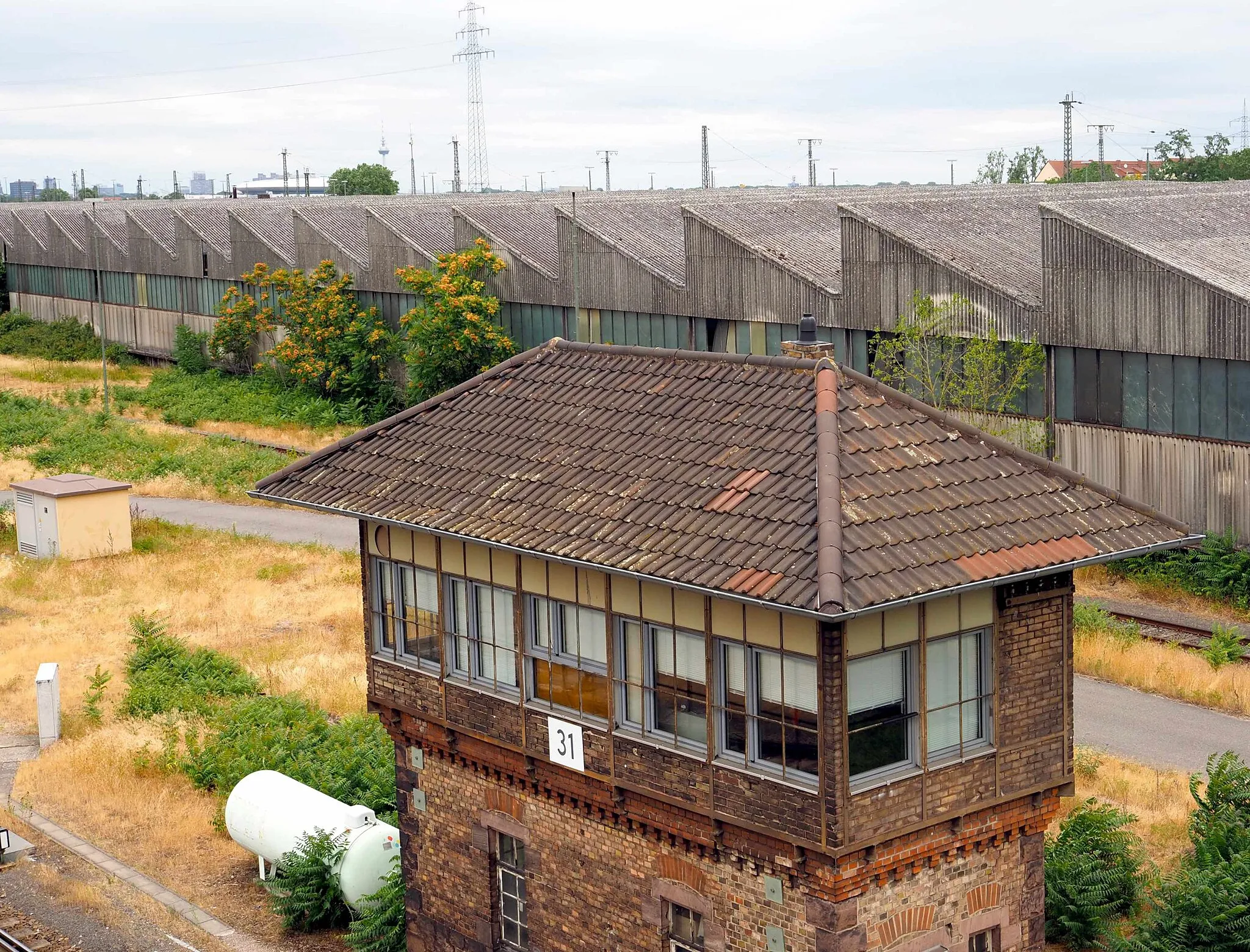 Photo showing: Rangierbahnhof Mannheim, Stellwerk 31 und ein Abschnitt der Umladehalle (sie ist 40 Segmente lang, von denen hier 14 sichtbar sind)