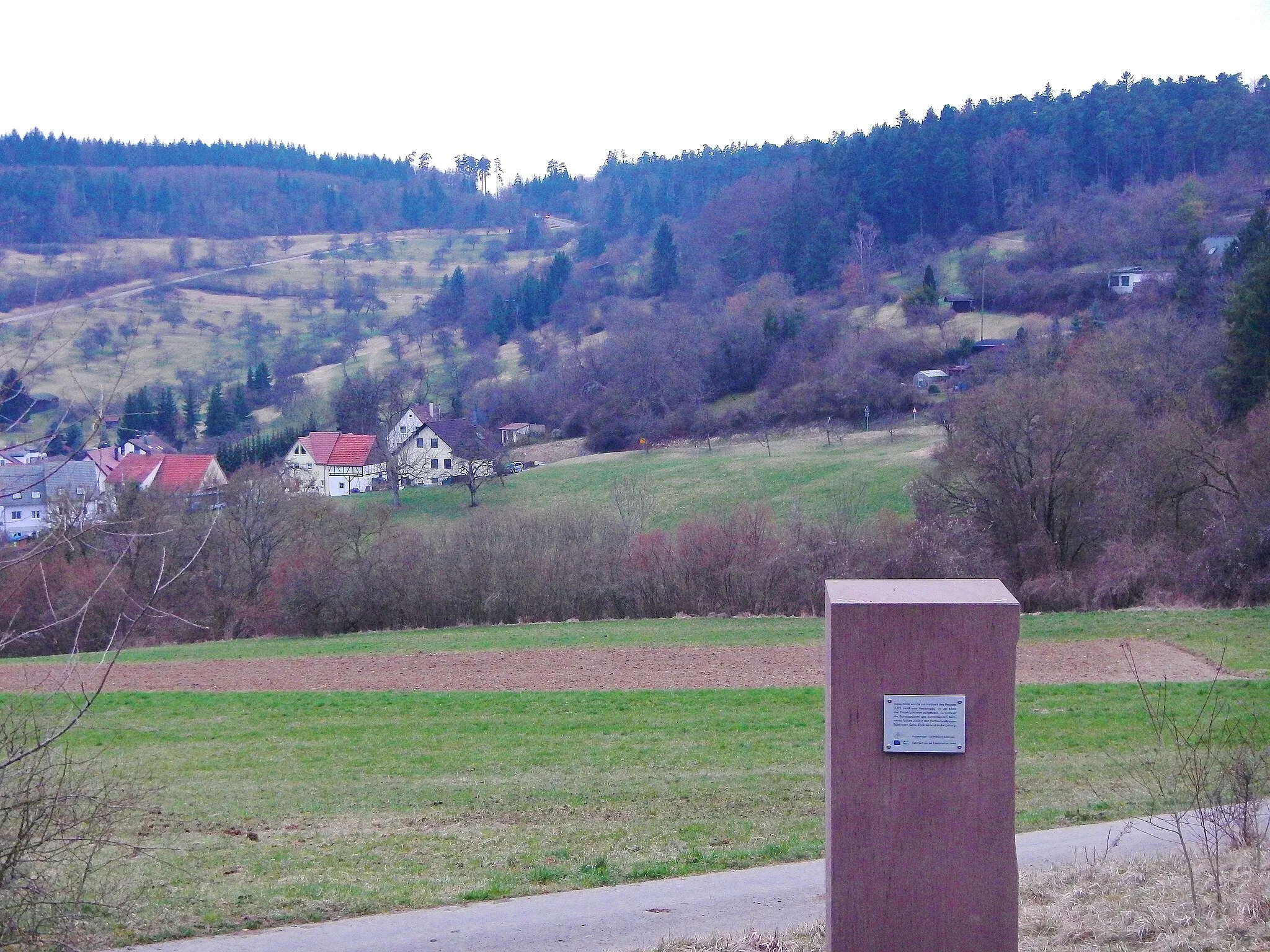 Photo showing: Diese Stele wurde zur Halbzeit des Projekts "LIFE rund ums Heckengäu" in der MItte des Projektgebietes aufgestellt. Es umfasst die Schutzgebiete des europaweiten Netzwerks Natura 2000.