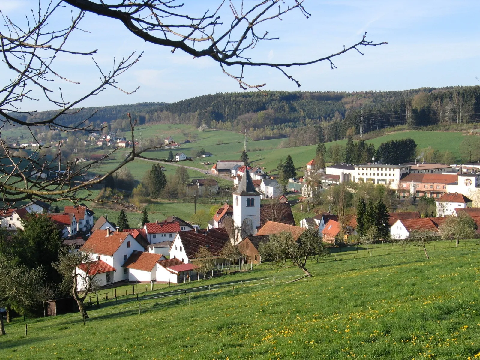 Photo showing: Blick vom Kirchberg nach Südwesten über die Kirche zur Ortsmitte von Ober-Mossau, Gemeinde Mossautal. Im Tal die Brauerei-Gebäude der Privat-Brauerei Schmucker