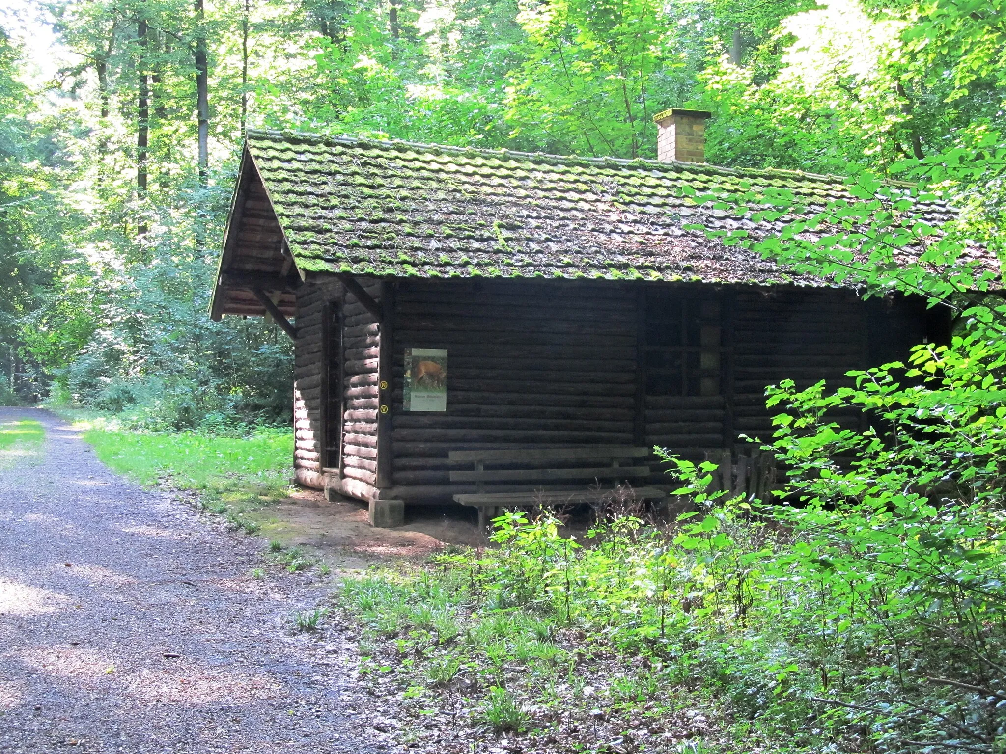 Photo showing: Blockhütte am Blockhüttenweg, Hirschberg, Nußloch. Bis in die 1980er Jahre fand hier alljährlich ein Blockhüttenfest für die Nußlocher Einwohnerschaft statt.