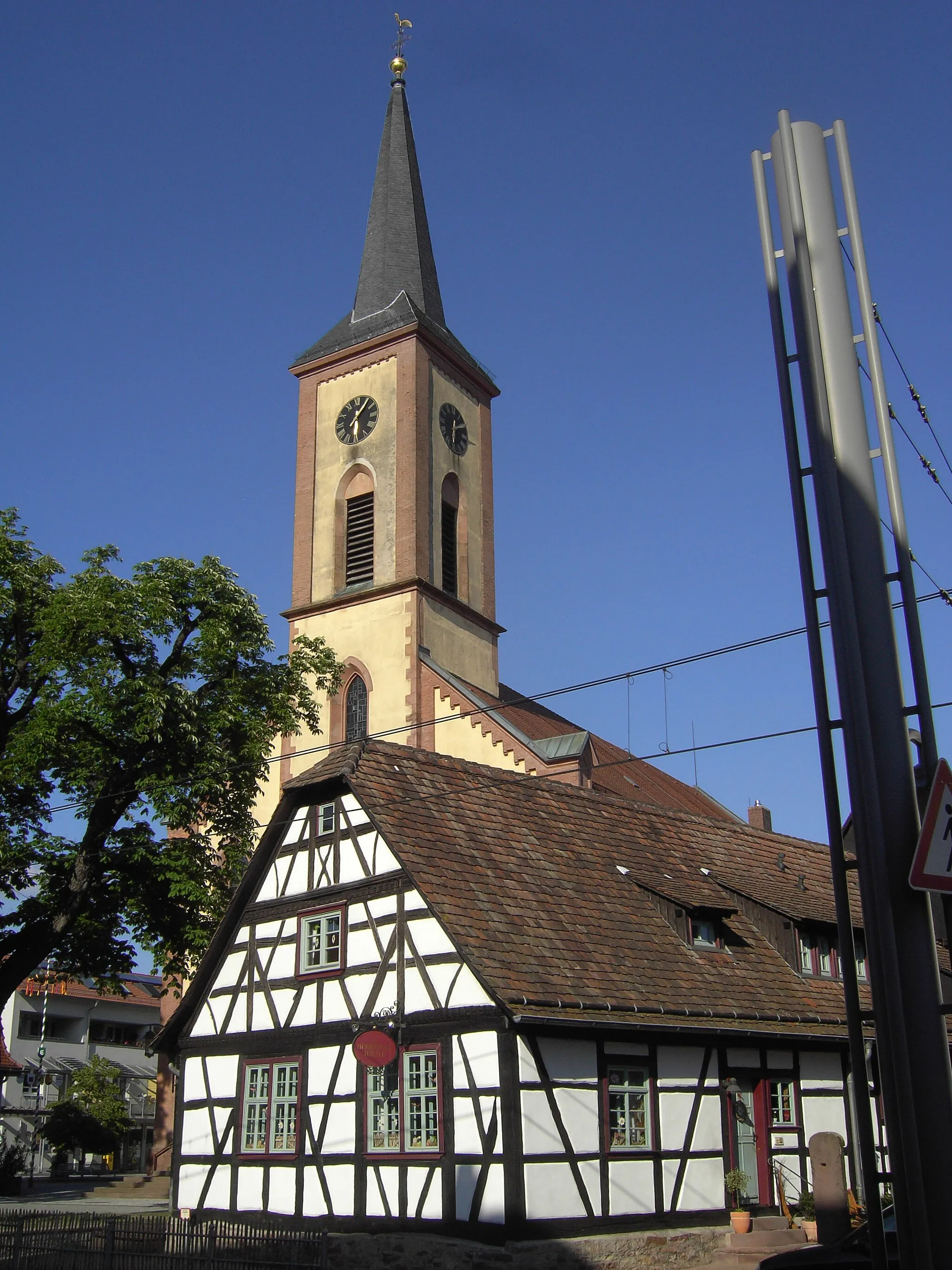 Photo showing: Stutensee-Blankenloch, Hermannshäusel und Evangelische Kirche