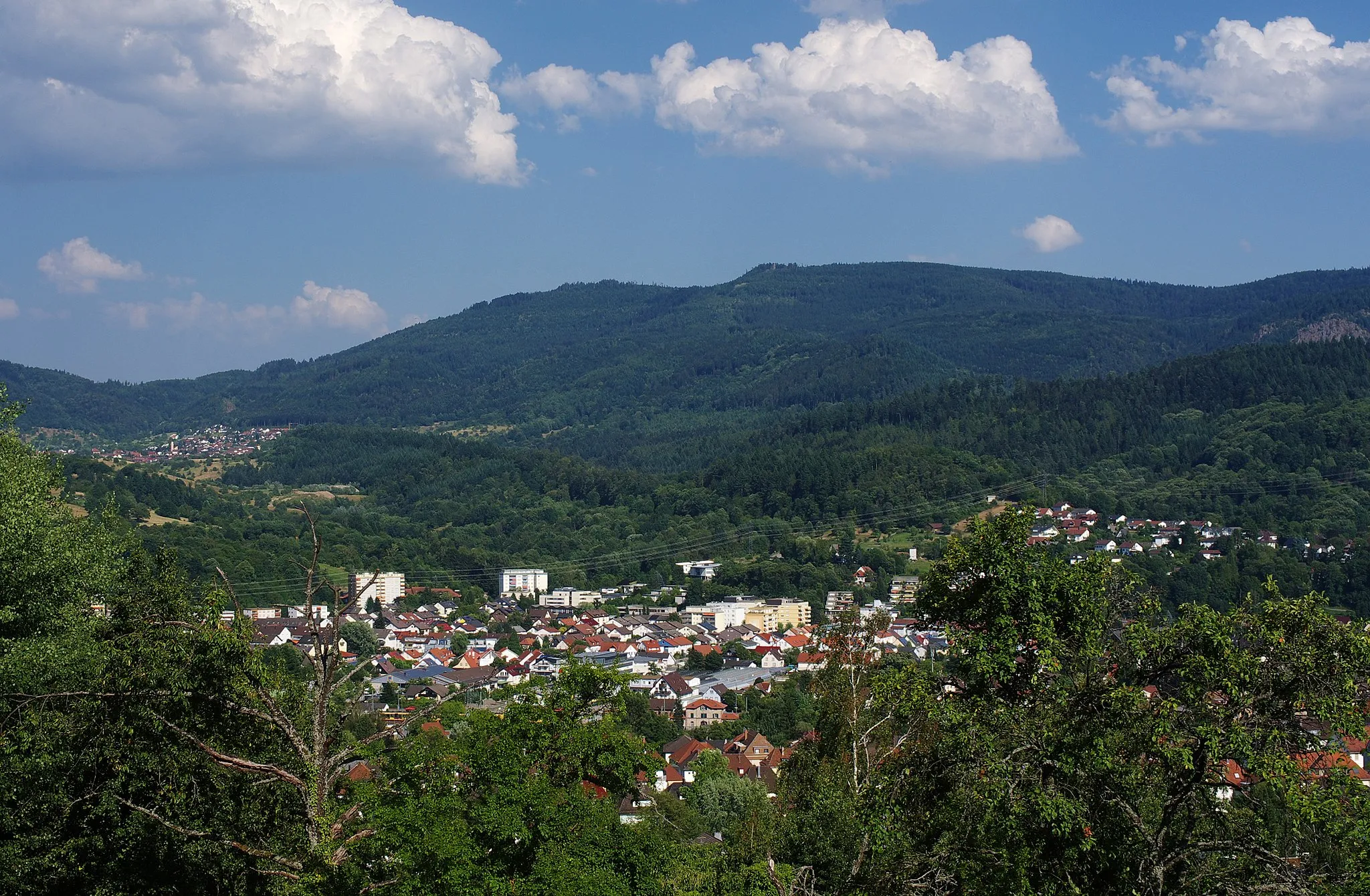 Photo showing: Looking over Gernsbach to the Teufelmühle, a mountain of the northern Black Forest. Loffenau is in the background on the left.