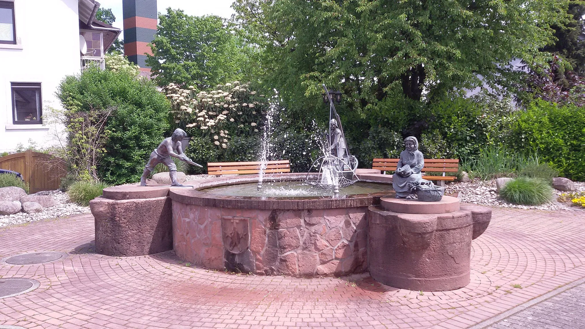 Photo showing: Dorfbrunnen mit Sitzgelegegenheit in Leutesheim