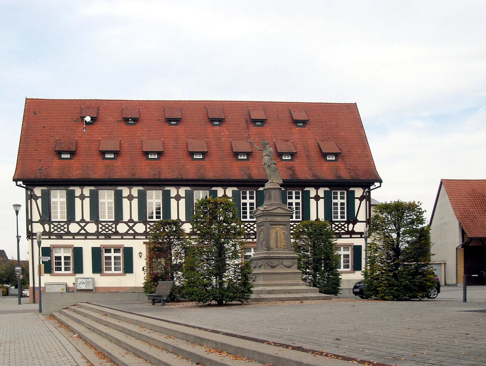 Photo showing: Rathaus und Gefallenendenkmal der Stadt Rheinau im Stadtteil Freistett, Ortenaukreis