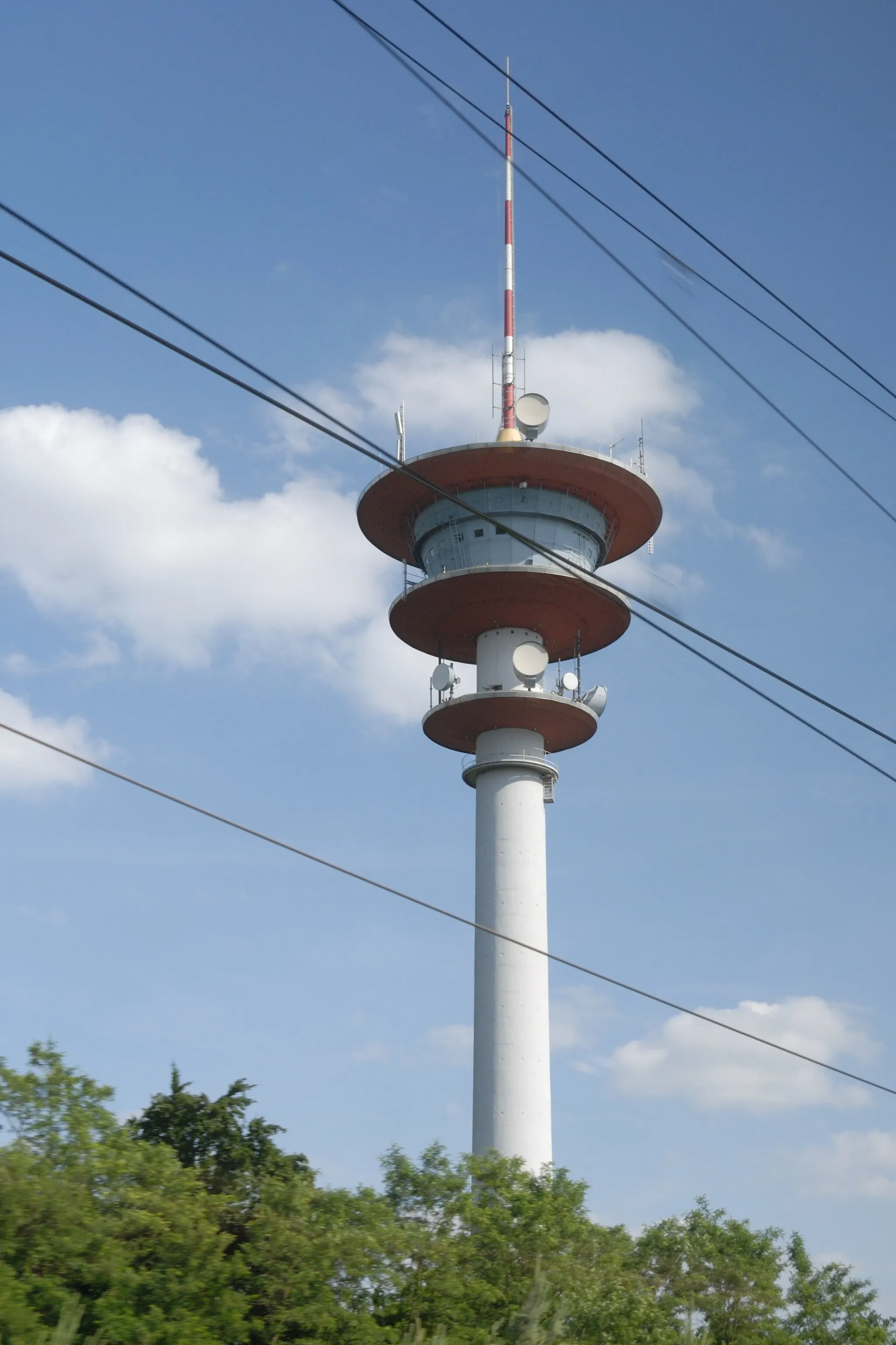 Photo showing: Radio tower Waghäusel-Wiesental. Image taken from an ICE train.