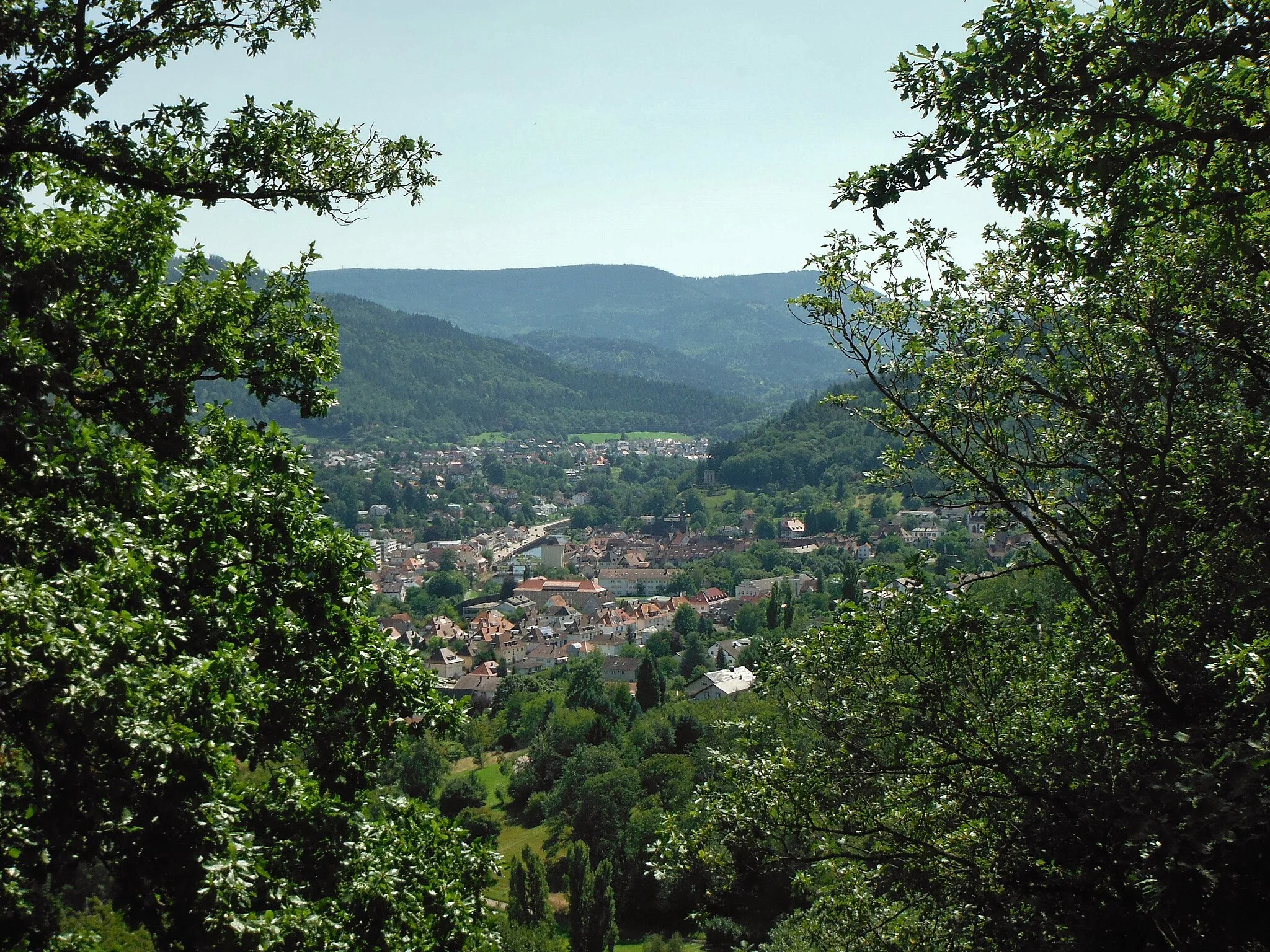 Photo showing: Blick auf Gernsbach vom Wanderweg am Wasserhochbehälter Galgenbusch