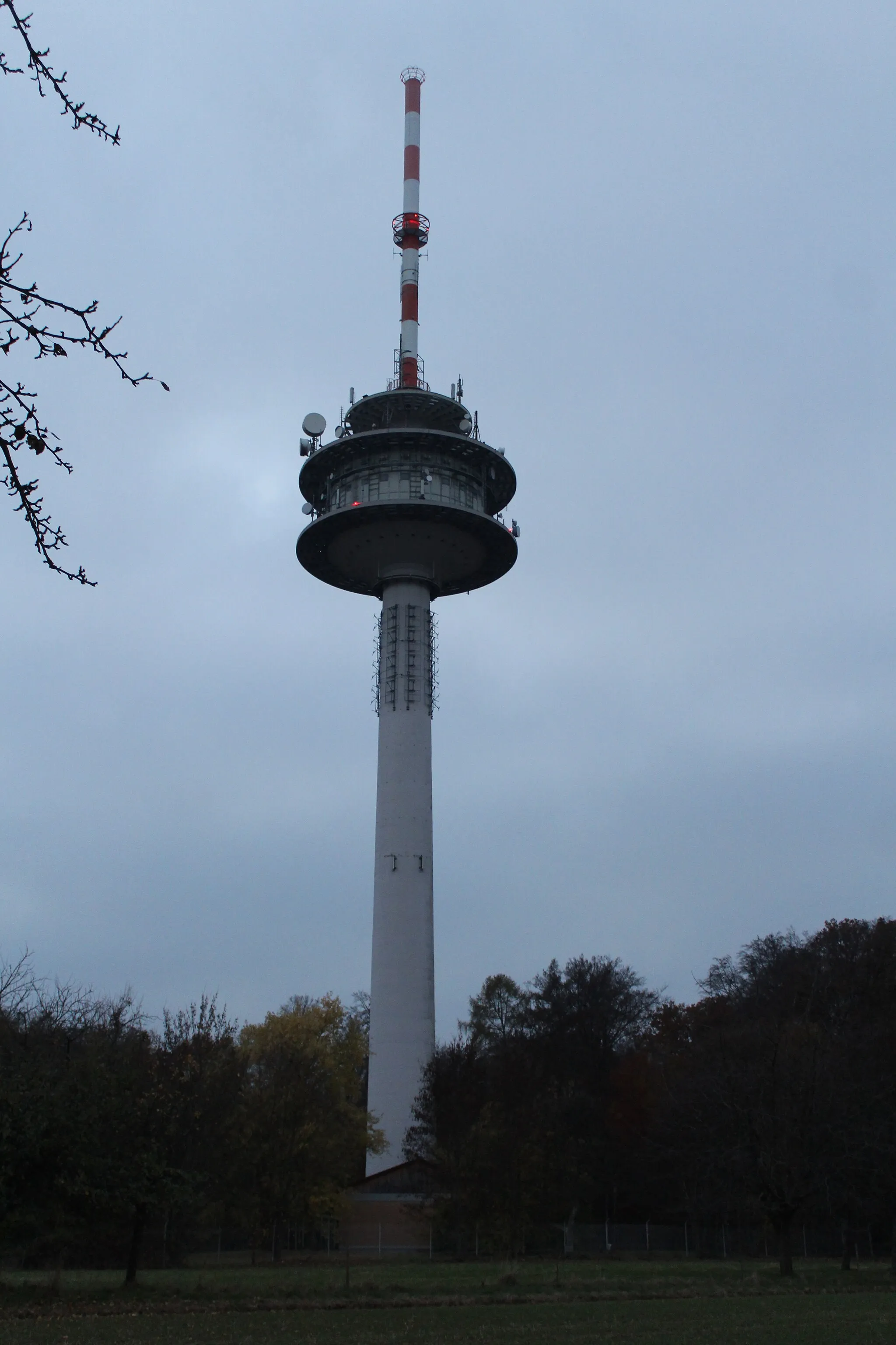 Photo showing: Fernmeldeturm Grünwettersbach Camera location 48° 57′ 27.33″ N, 8° 27′ 13.5″ E View this and other nearby images on: OpenStreetMap 48.957591;    8.453749