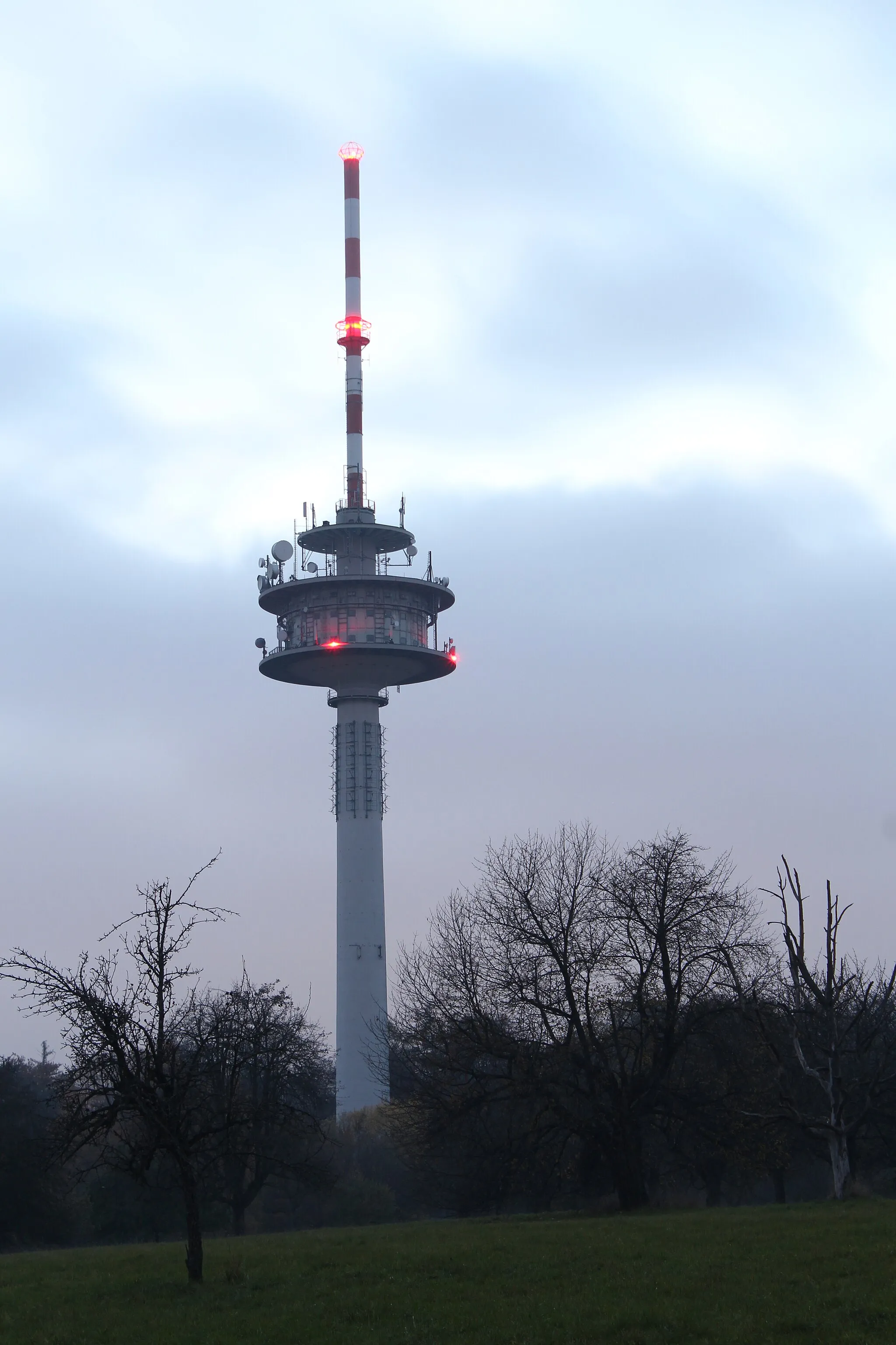 Photo showing: Fernmeldeturm Grünwettersbach Camera location 48° 57′ 28.79″ N, 8° 27′ 25.95″ E View this and other nearby images on: OpenStreetMap 48.957996;    8.457209