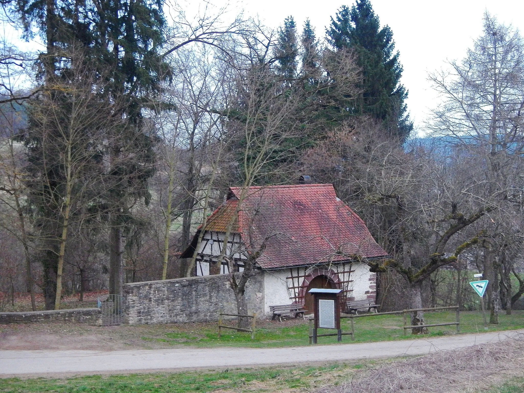 Photo showing: Bei der Jakobshütte handelt es sich um das ehemalige Totenhaus des Münklinger alten Friedhofs. Hier stand einmal die alte Jakobskirche, die im Jahre 830 der Graf Erlafried von Calw an sein damals gegründetes Kloster Hirsau verschenkte.